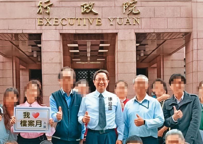 行政院本部連環爆出欺壓基層員工事件,此次遭控訴的霸凌者是祕書處長徐益梁。(翻攝行政院祕書處檔案特刊)