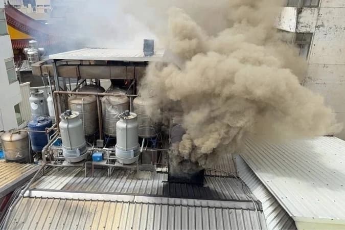 在緊急通知業者到場協助開門後,消防員迅速鋪設水線進入灌救。(翻攝畫面)