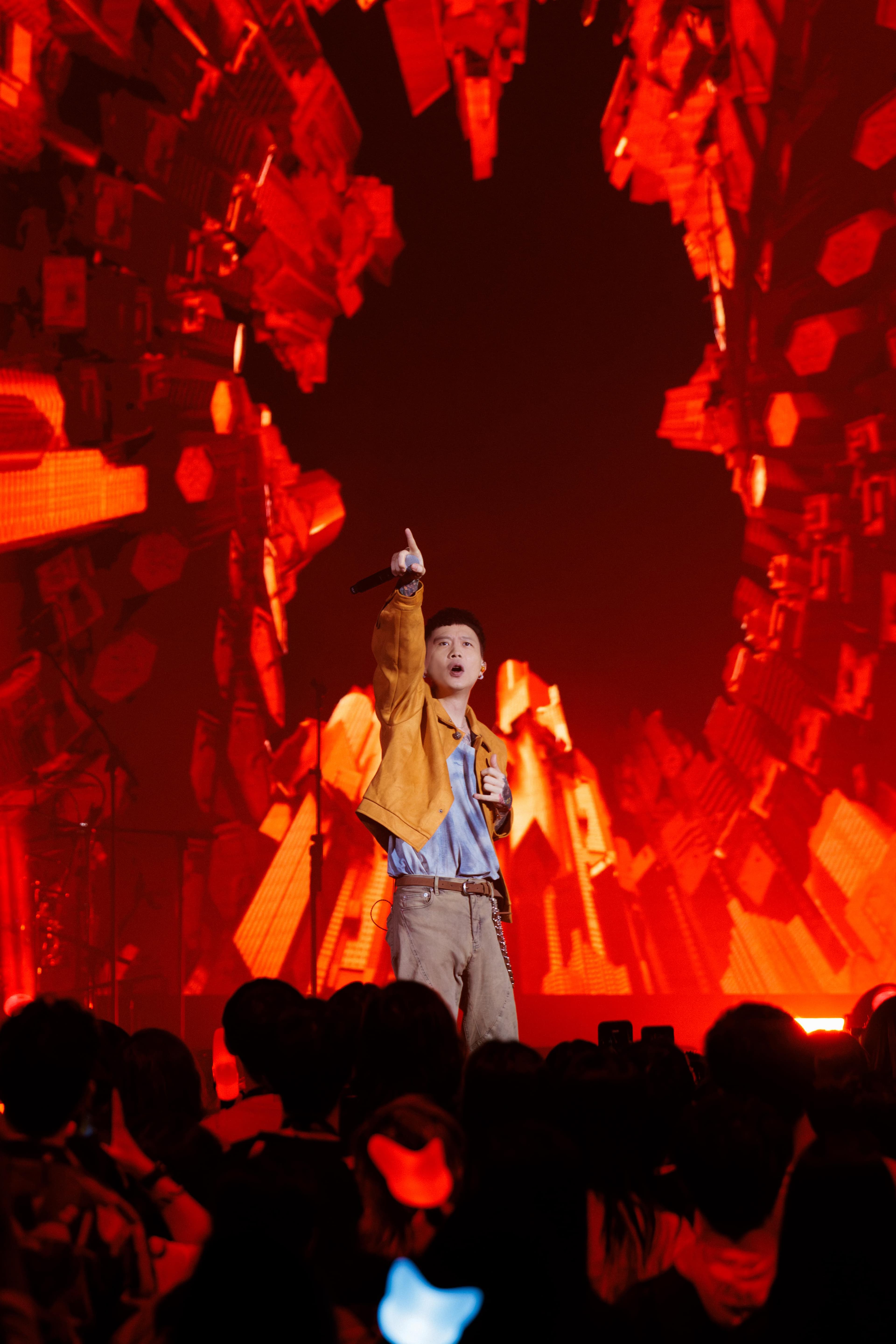蕭秉治以近兩小時精彩演出,為當地歌迷帶來難忘的一夜。(相信音樂提供)