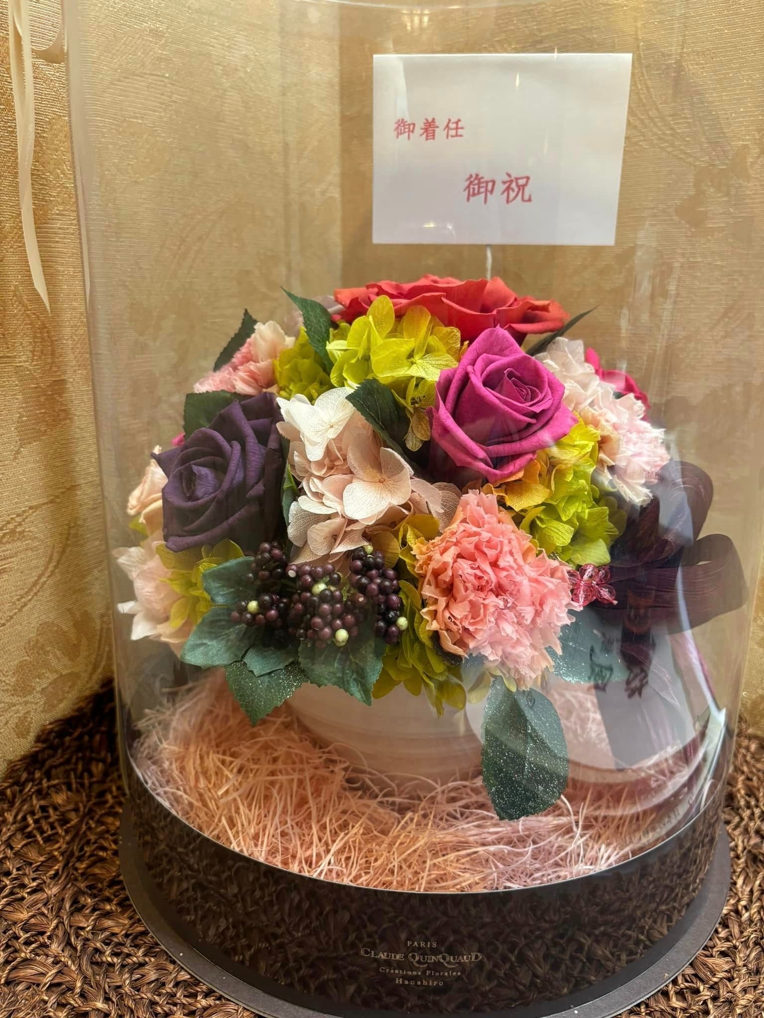 謝長廷整理辦公室時,在角落發現一座「御着任御祝」(恭祝就任)文字的人造花,一放就是8年。(翻攝自謝長廷臉書)