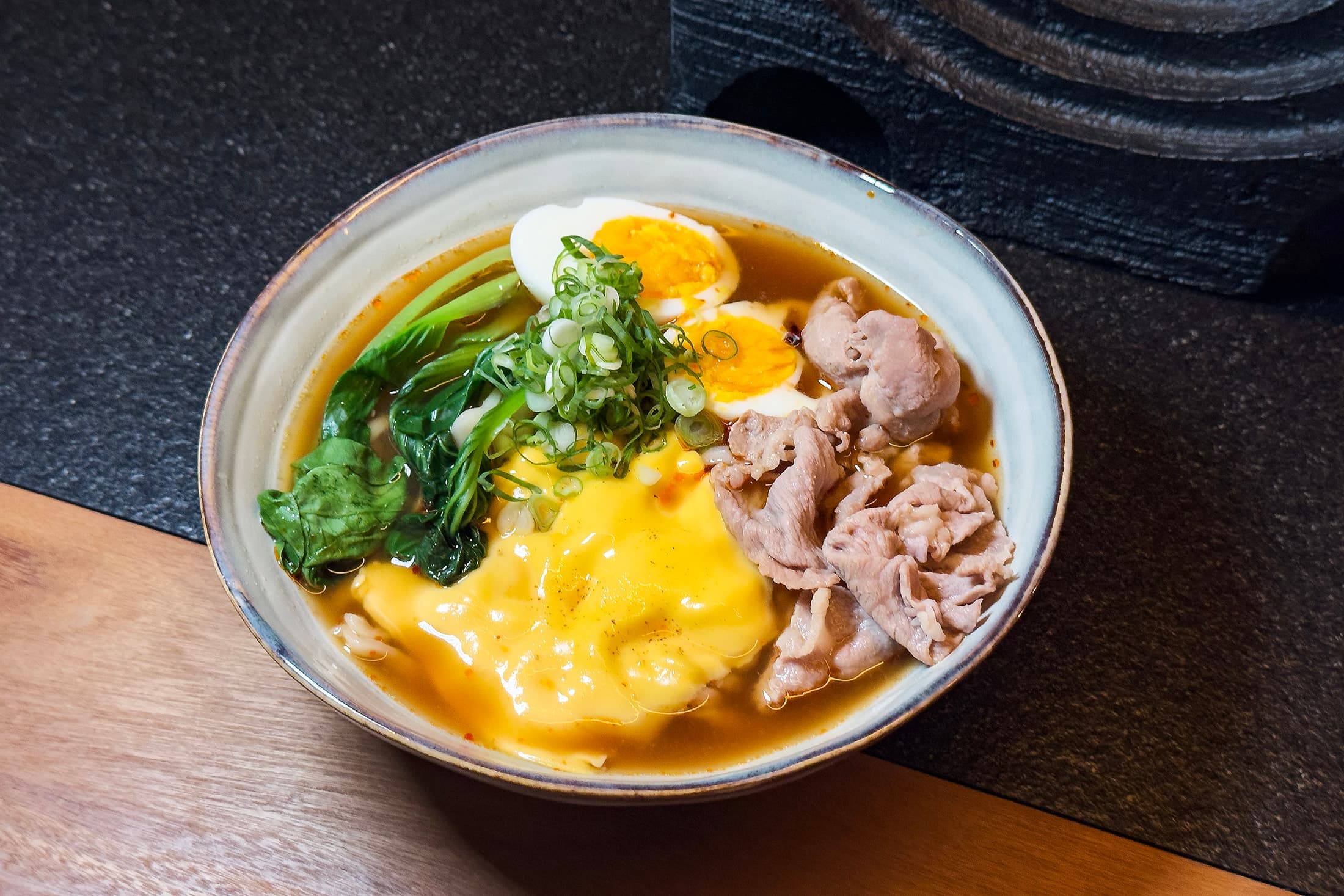 別以為來酒吧只能喝酒,「2 Point風味拉麵」以韓式大醬熬煮出厚實湯頭,搭配Q彈手工生麵,成為不少客人下酒之餘最有飽足感的主食。(280元/份)