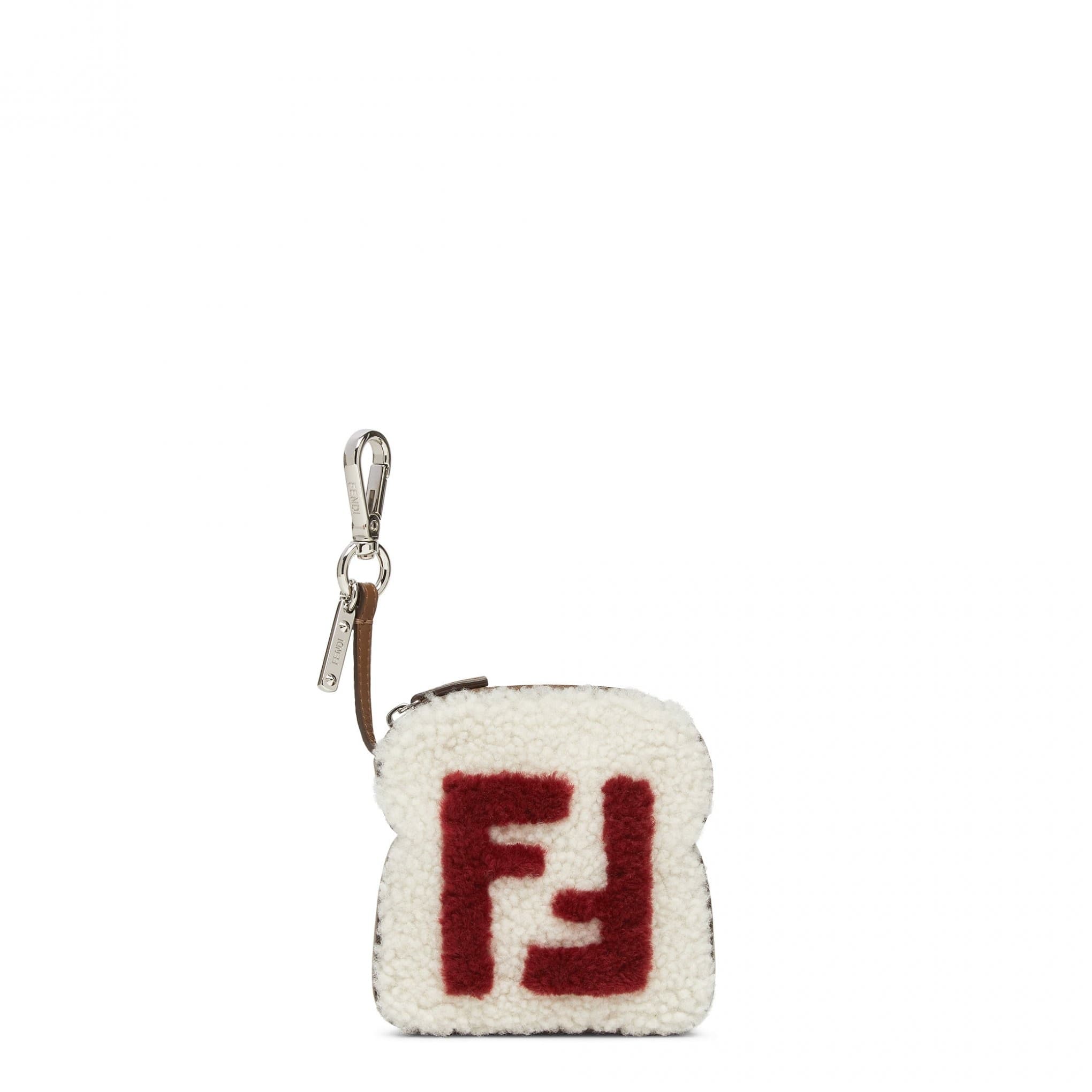 情人節限定系列FF logo羔羊絨掛飾包。NT$24,200(FENDI提供)
