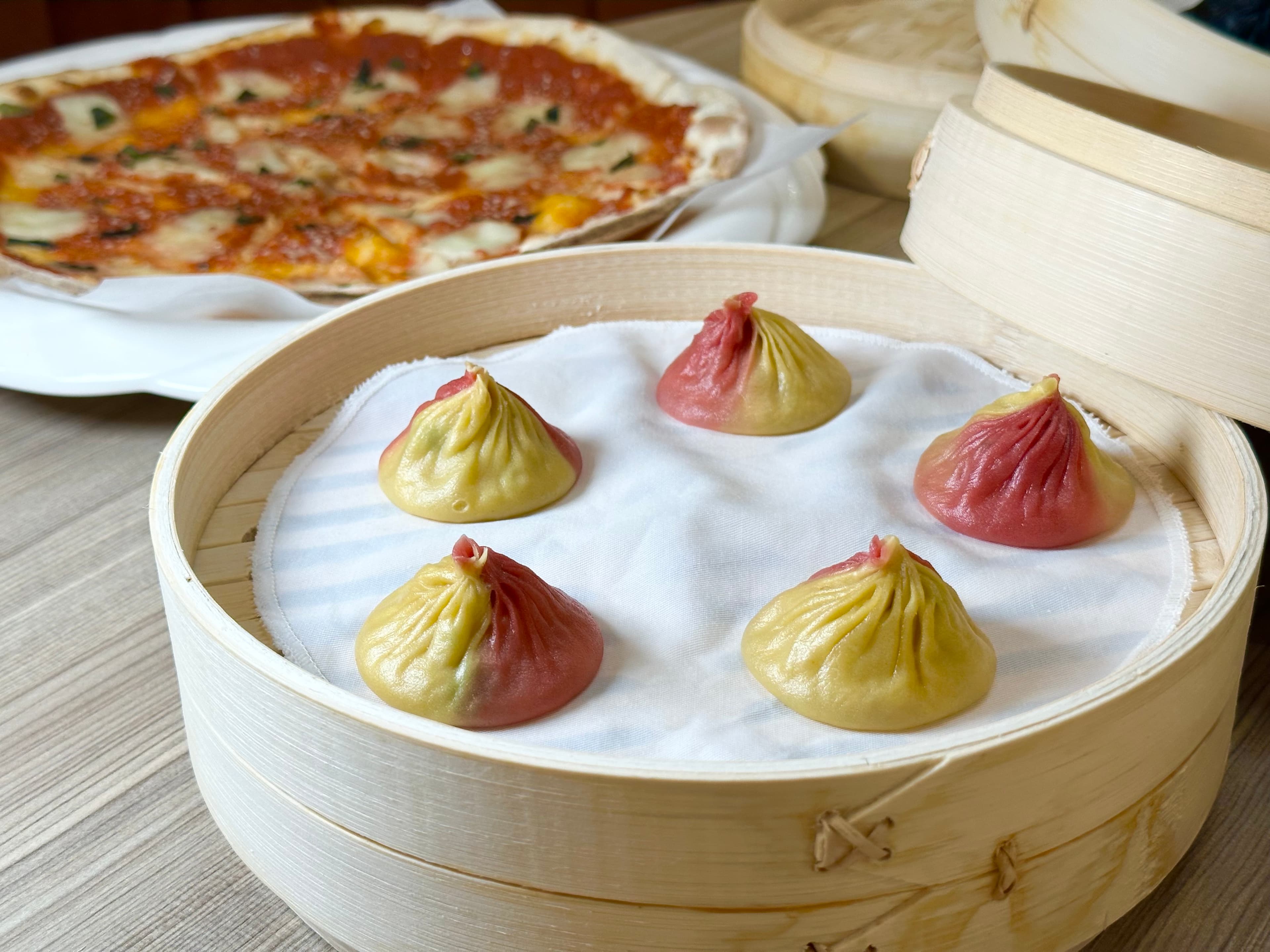 「PIZZA小籠包」是與拿坡里披薩專賣店「Gino Pizza Napoletana」聯手研發。(238元/籠、5粒)