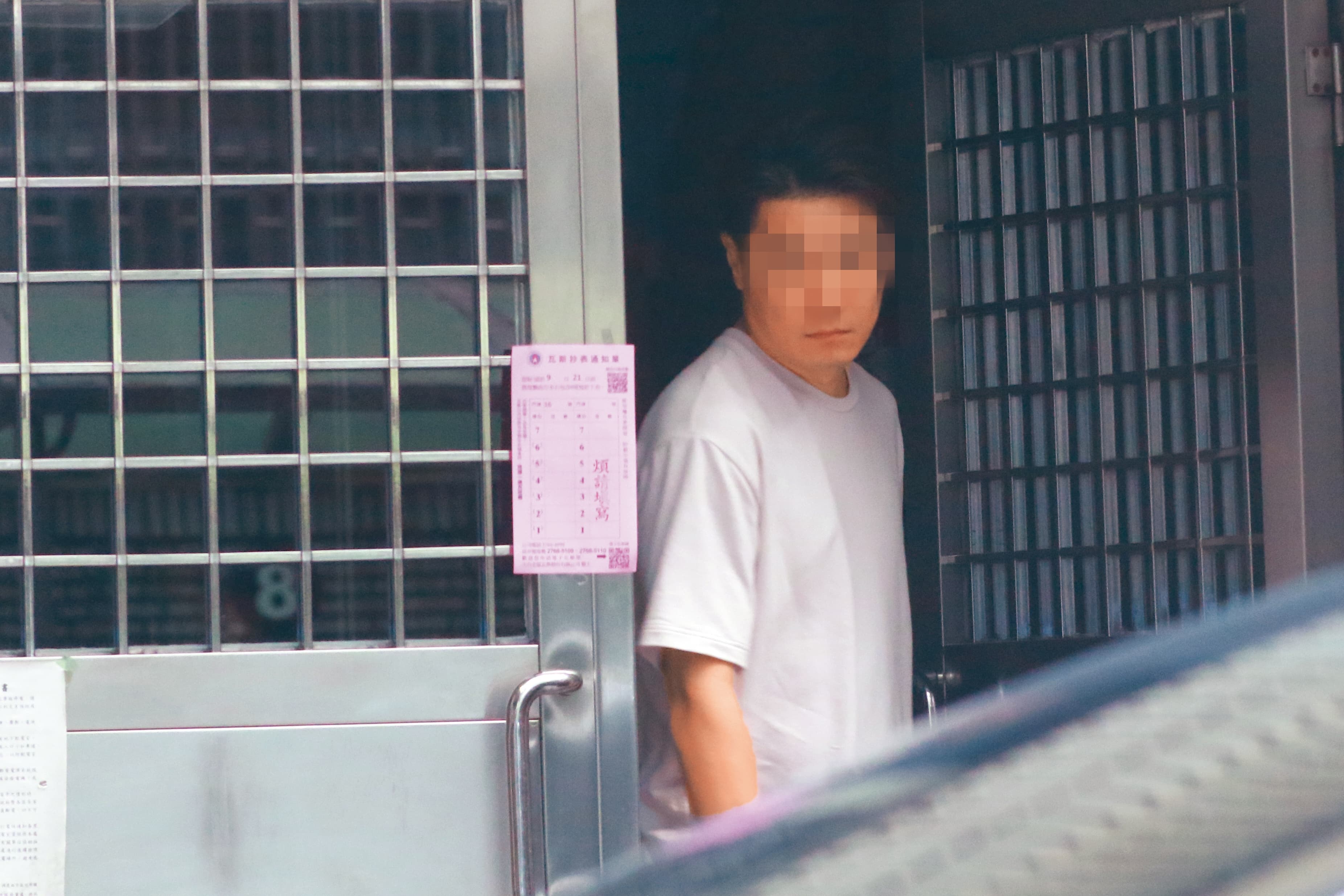 9月21日15點22分,因為擔心座駕影響交通,男友把行李扛進張家後不敢久待,趕緊出門移車。
