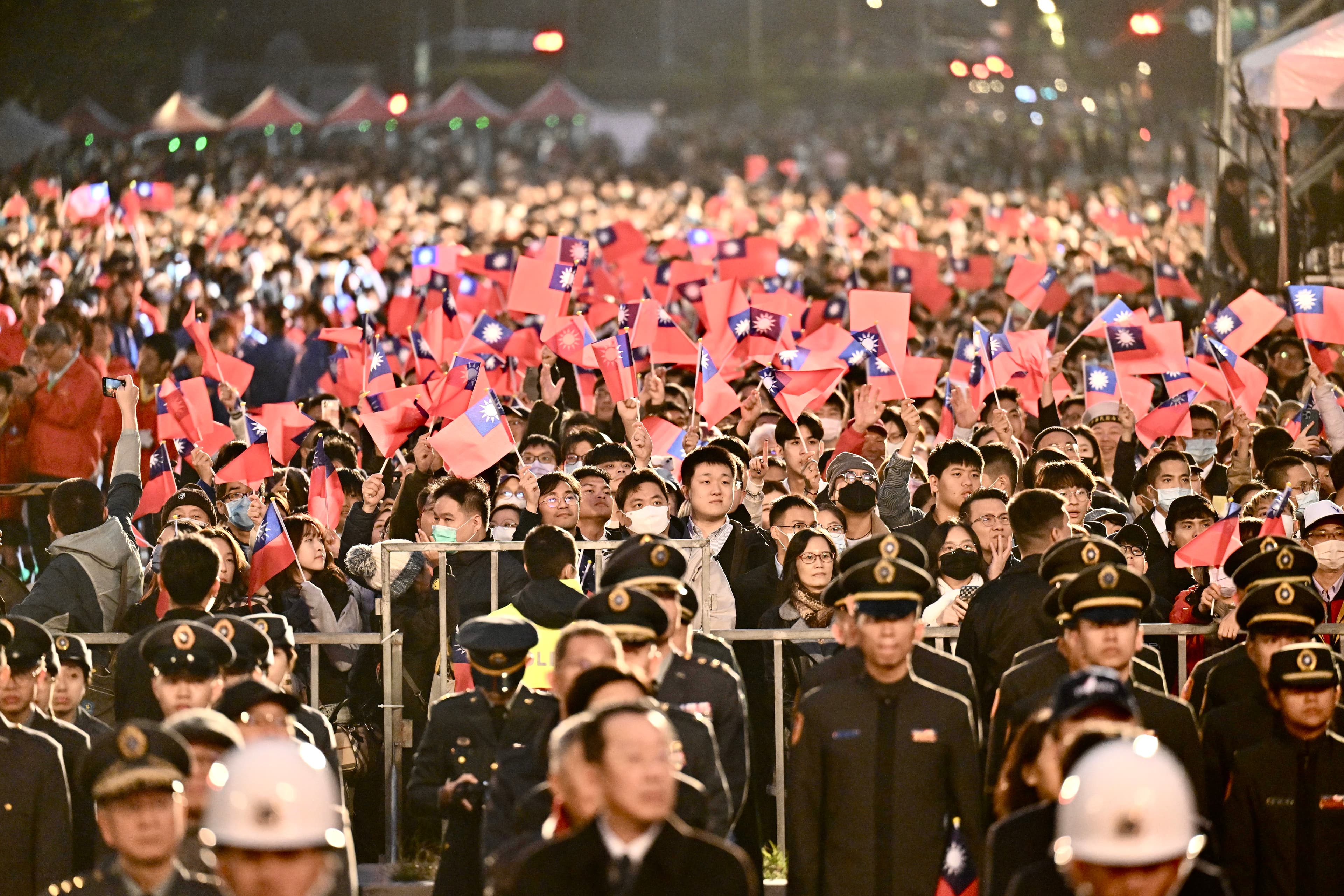 元旦升旗典禮吸引眾多民眾揮舞國旗參與。