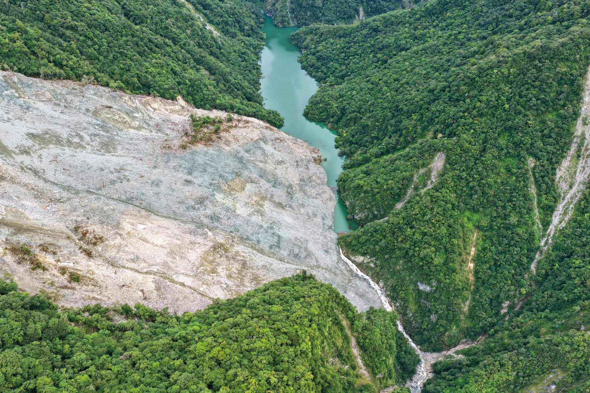 福8衛星協助監測花蓮萬里溪堰塞湖的溢流風險。左圖為林業及自然保育署花蓮分署公布的7月31日堰塞湖無人機空拍照。(翻攝農業部林業及自然保育署官網)
