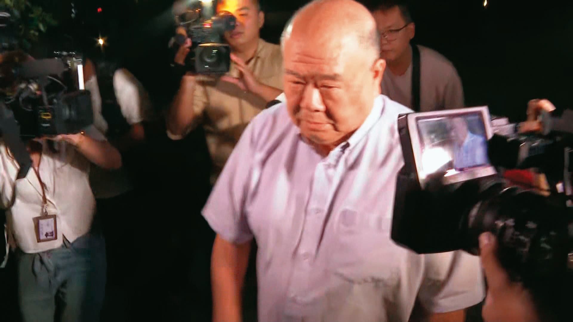 溫泉大亨陳仲明涉透過他人以每份數百元價格收購連署書,幫助郭台銘衝高連署數量,遭新北地檢署羈押禁見。(東森新聞提供)