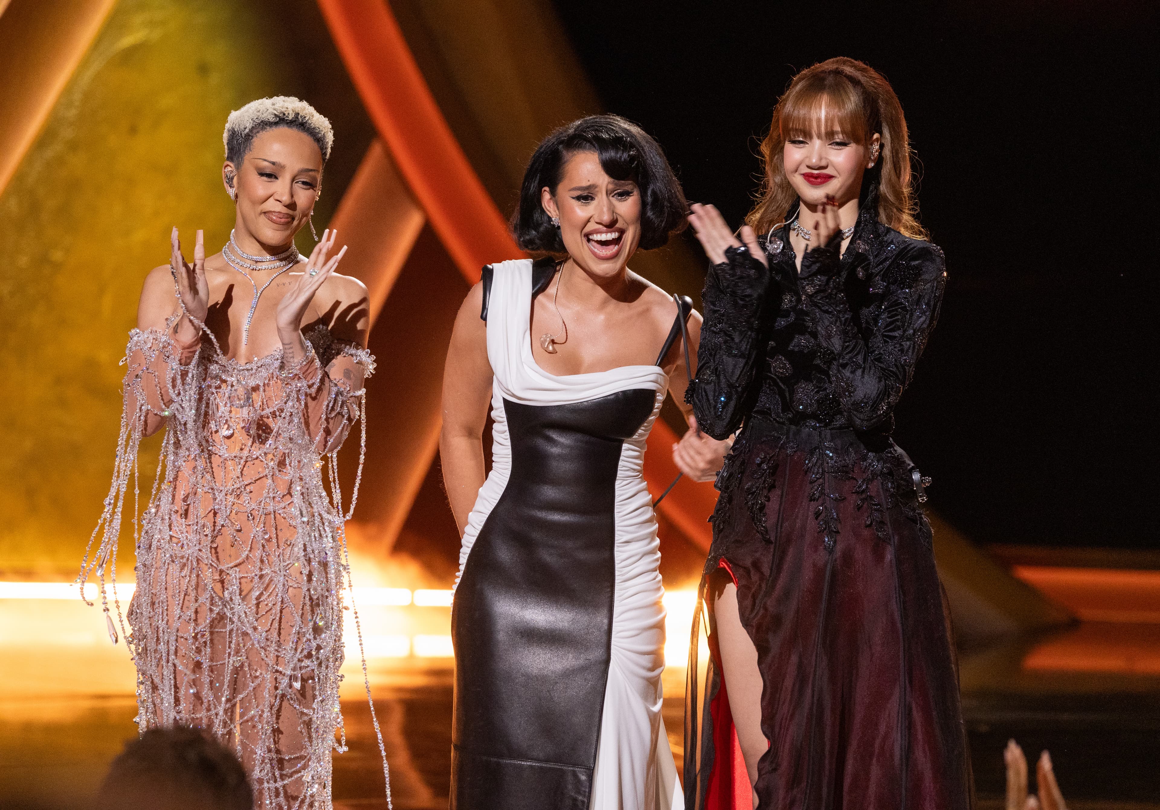 完成演出後,蜜桃貓朵佳(左起)、蕾伊、Lisa興奮出場接受全場呼歡。(Trae Patton攝 / The Academy提供)