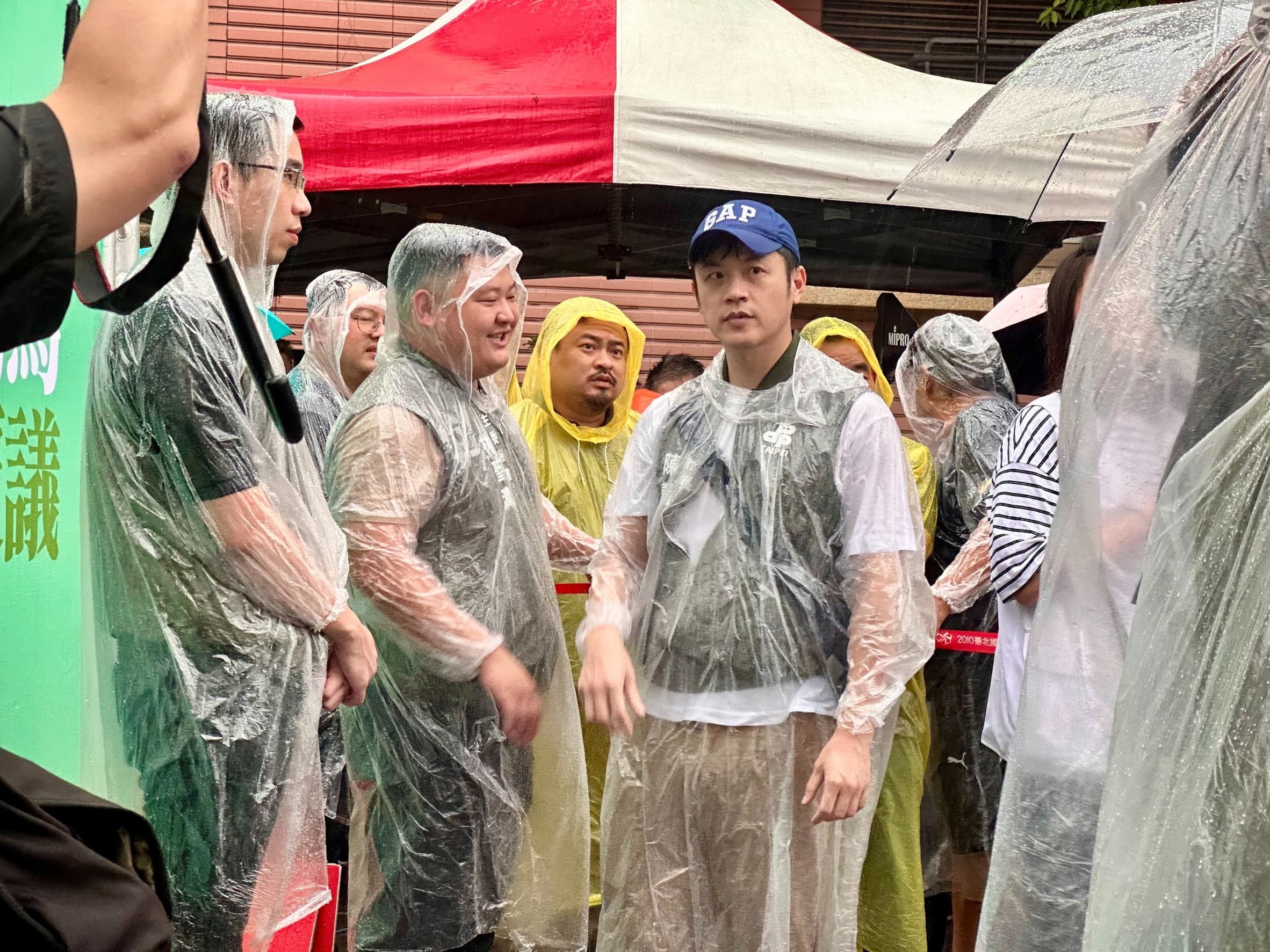 民進黨今天下午舉行台北場「反濫權護民主」街頭說明會,輔接任民進黨北市黨部執行長的「焦糖哥哥」陳嘉行也到場協助。