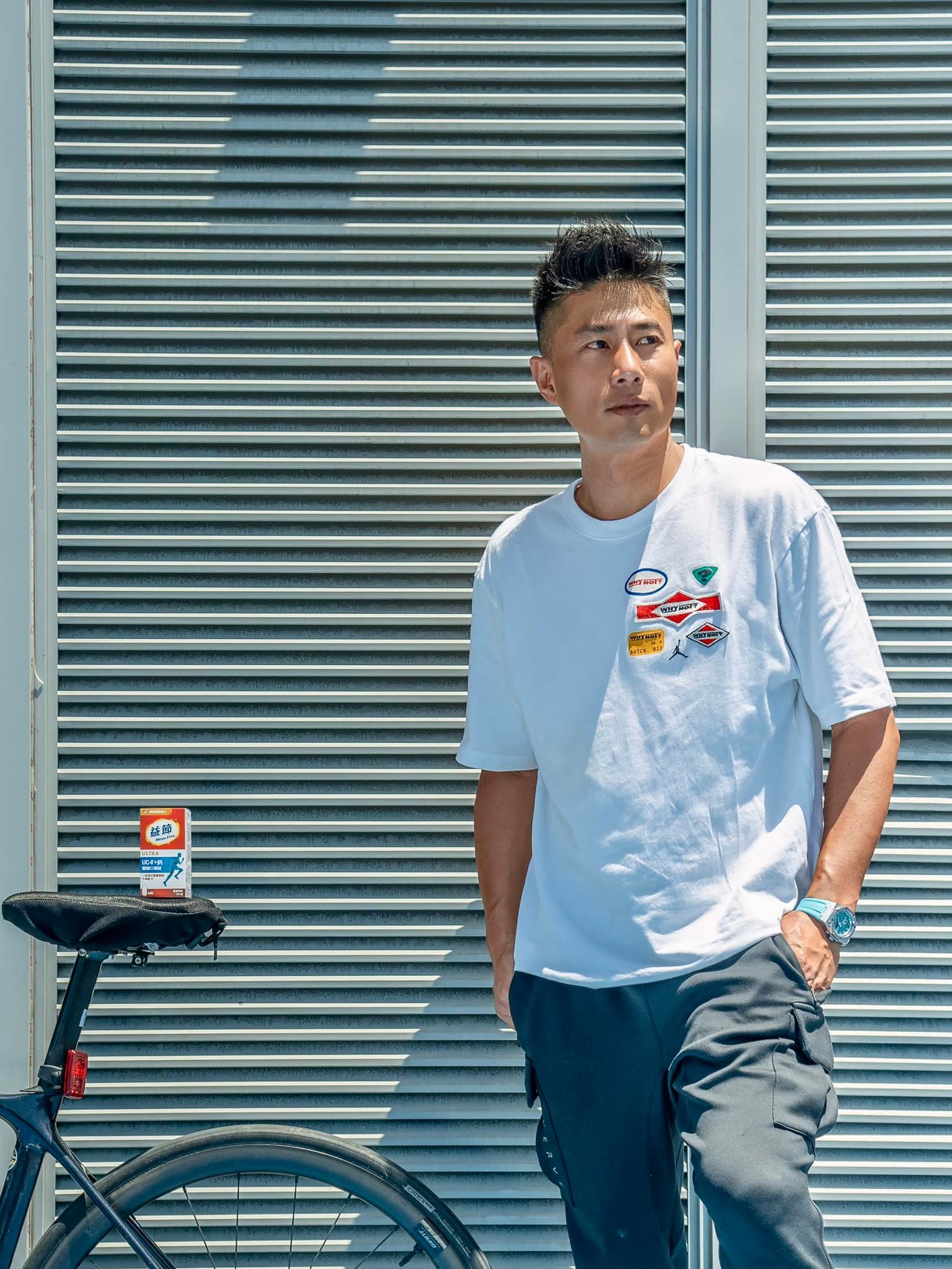 小刀創業轉戰幕後多年,最近不時會參加綜藝節目露面。(翻攝自小刀臉書)