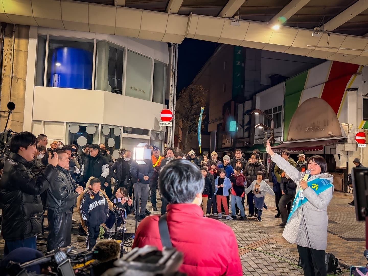 小川晶經歷賓館幽會事件後下台,如今投入市長補選再度當選。(翻攝自小川晶臉書)