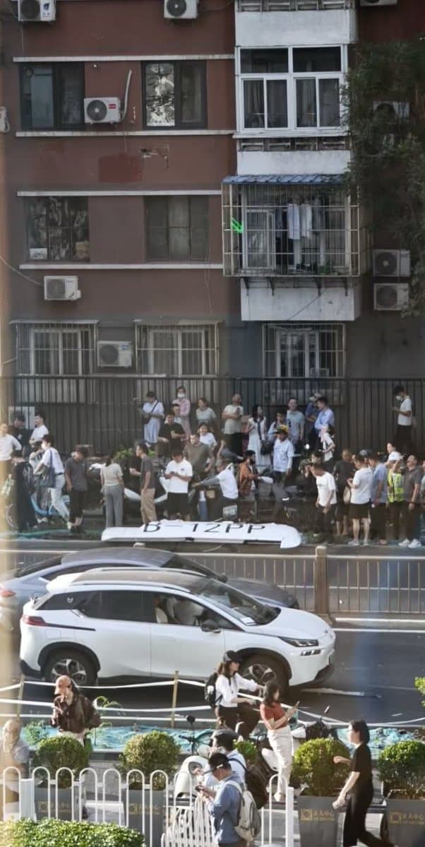 北京最高108層樓高的「中國尊」中信大廈,昨天被一架小型飛機撞上,地面還可見飛機的殘骸。(翻攝自X平台)