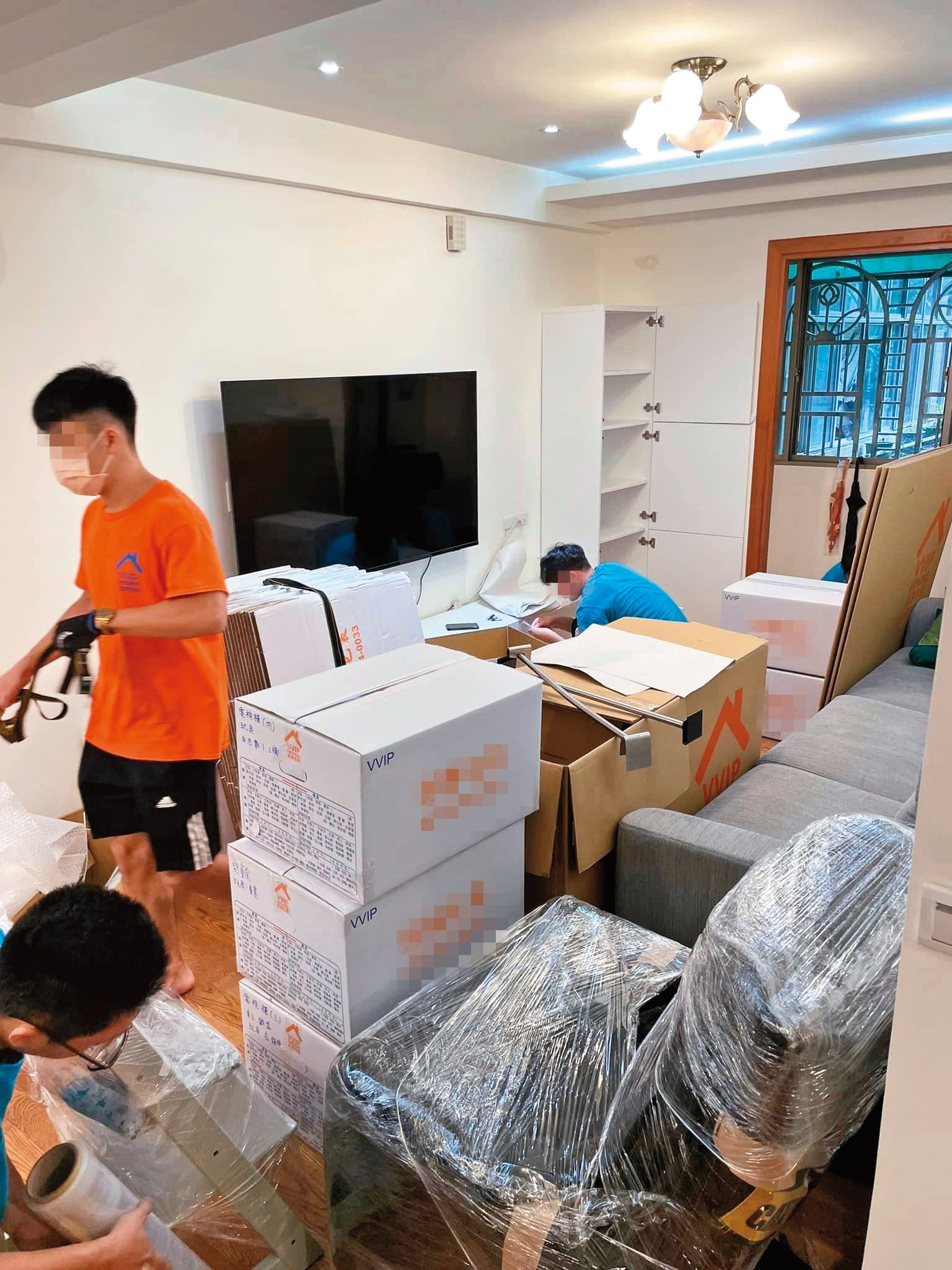 哈孝遠「搬家」時請來搬家工人幫忙。(翻攝自小哈&瑄瑄~是在哈劉臉書)