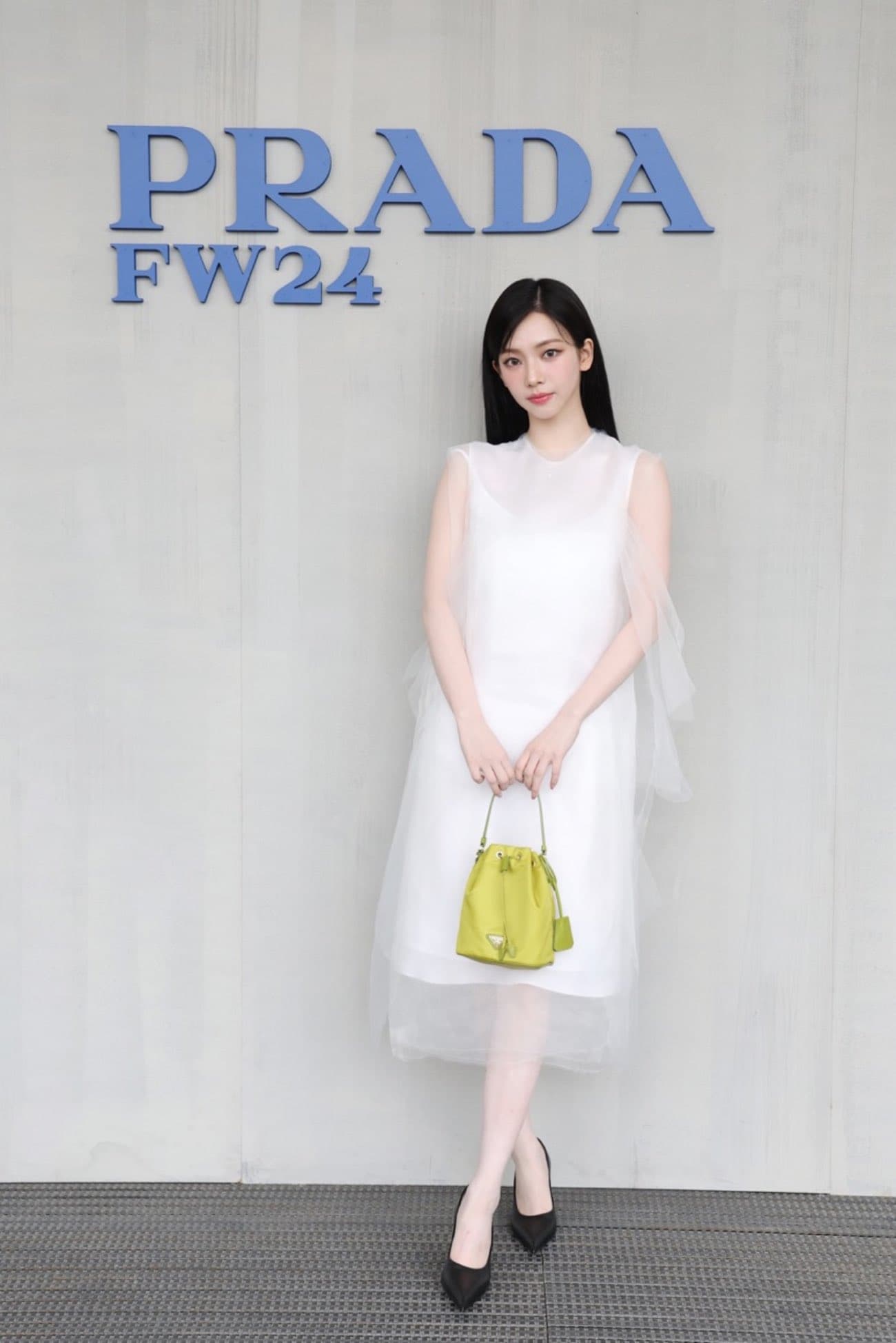 Karina今年初出席Prada米蘭時裝周活動,與李宰旭結緣並展開戀情。(翻攝Aespa X)