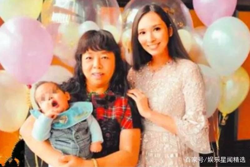 吳佩慈過去與準婆婆崔麗杰的合影。(翻攝微博)
