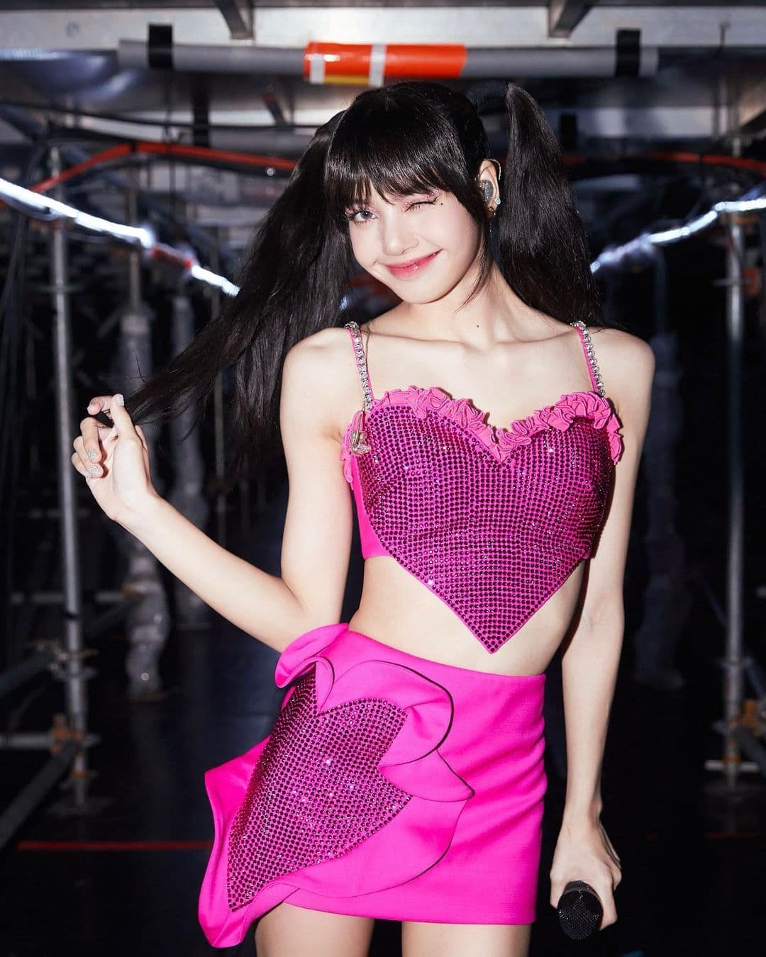 Lisa在BLACKPINK團體活動的造型青春洋溢散發陽光氣息。(翻攝Lisa INS)