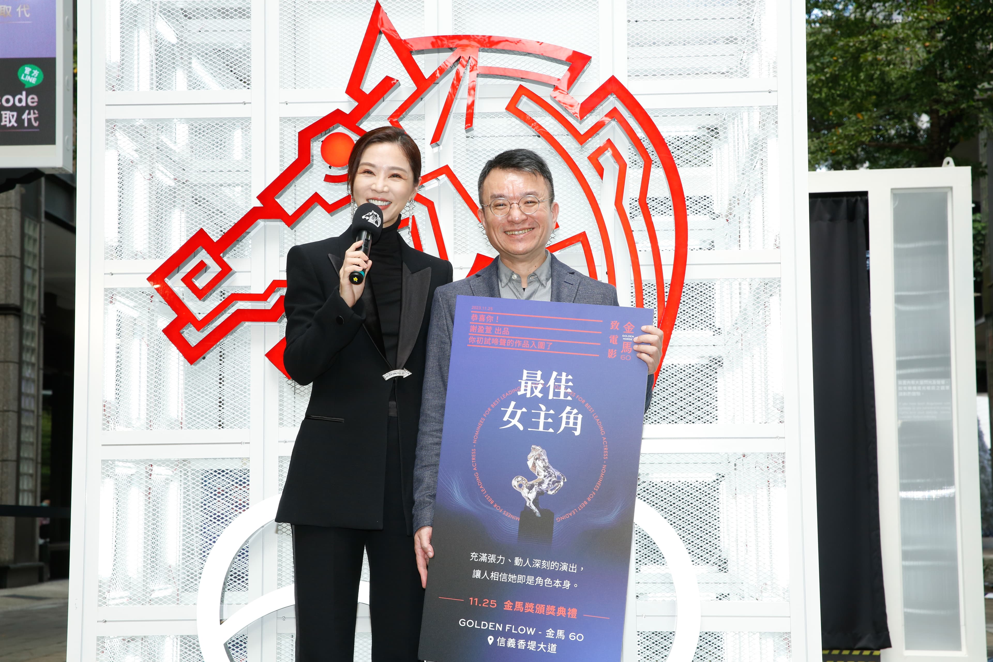 謝盈萱自己也有獻聲錄製代表作品,她與金馬執行長聞天祥一起推薦自己的代表作。