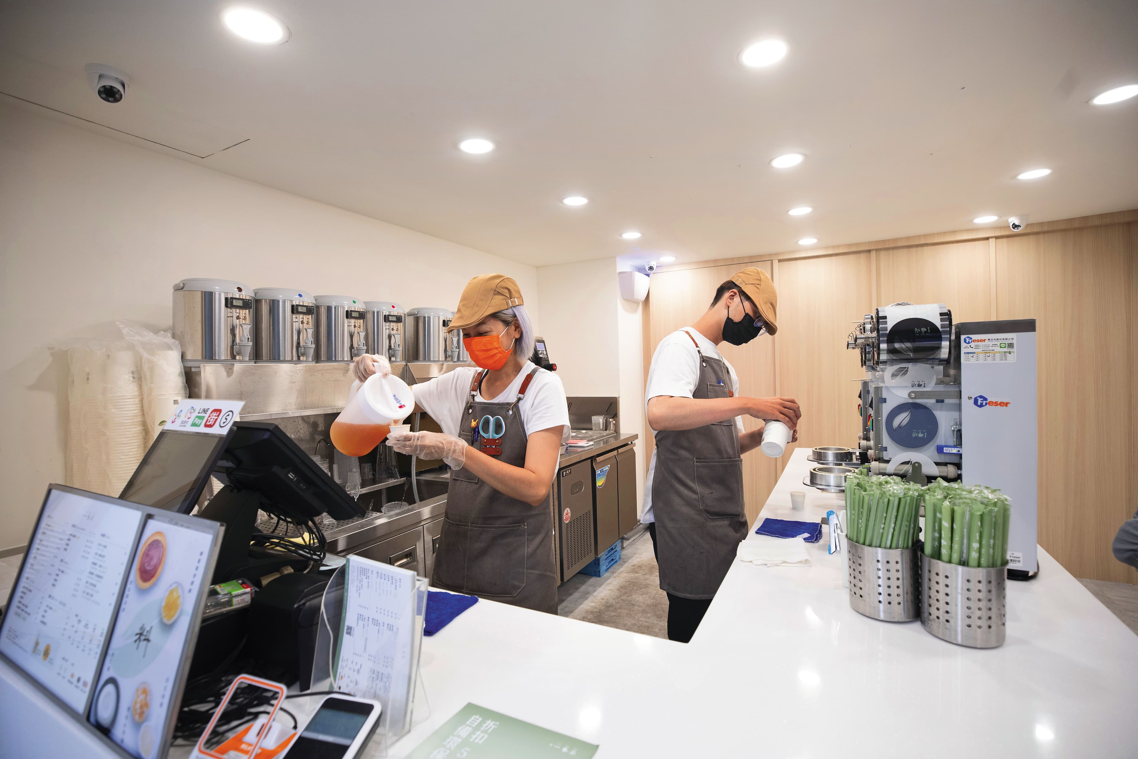 面對超商巨獸加入手搖飲街邊店戰局,茶飲業者無不繃緊神經備戰。