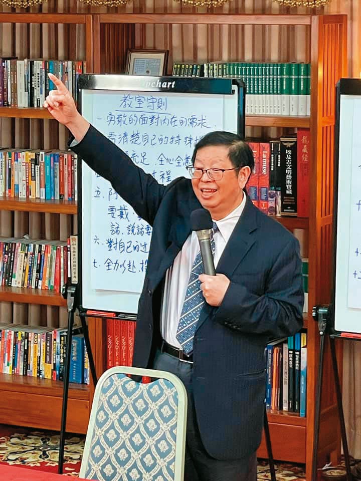 黃振輝(圖)夫妻擔任心理課程講師,以心理劇方式要求學員分組大爆隱私,有人情緒失控大哭,有人還遭性騷擾。(翻攝P.O.P.黃老師.呂老師臉書)