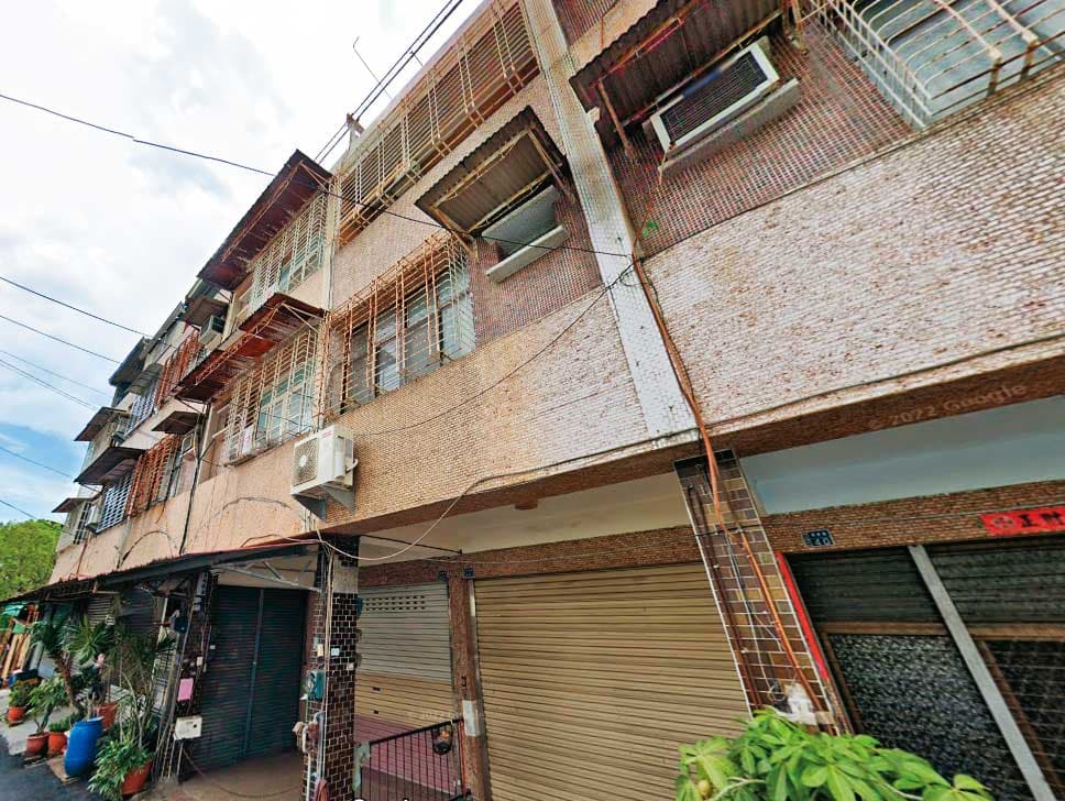 青松協會原班人馬在高雄市岡山區育樂巷新設昕恩協會(圖),還冒用前員工名義擔任業務負責人。(翻攝Goole Maps)
