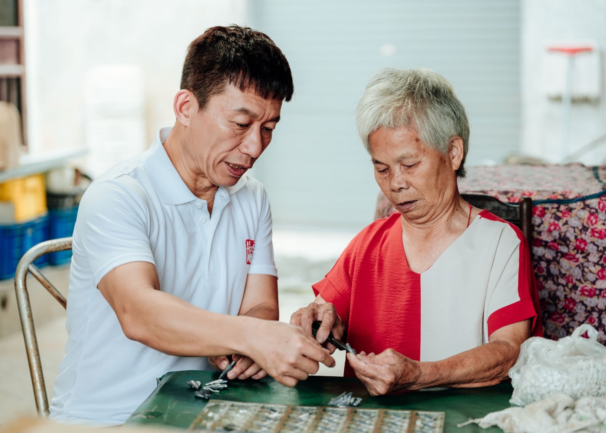 郭子乾陪長者說說話。(中華民國老人福利關懷協會)