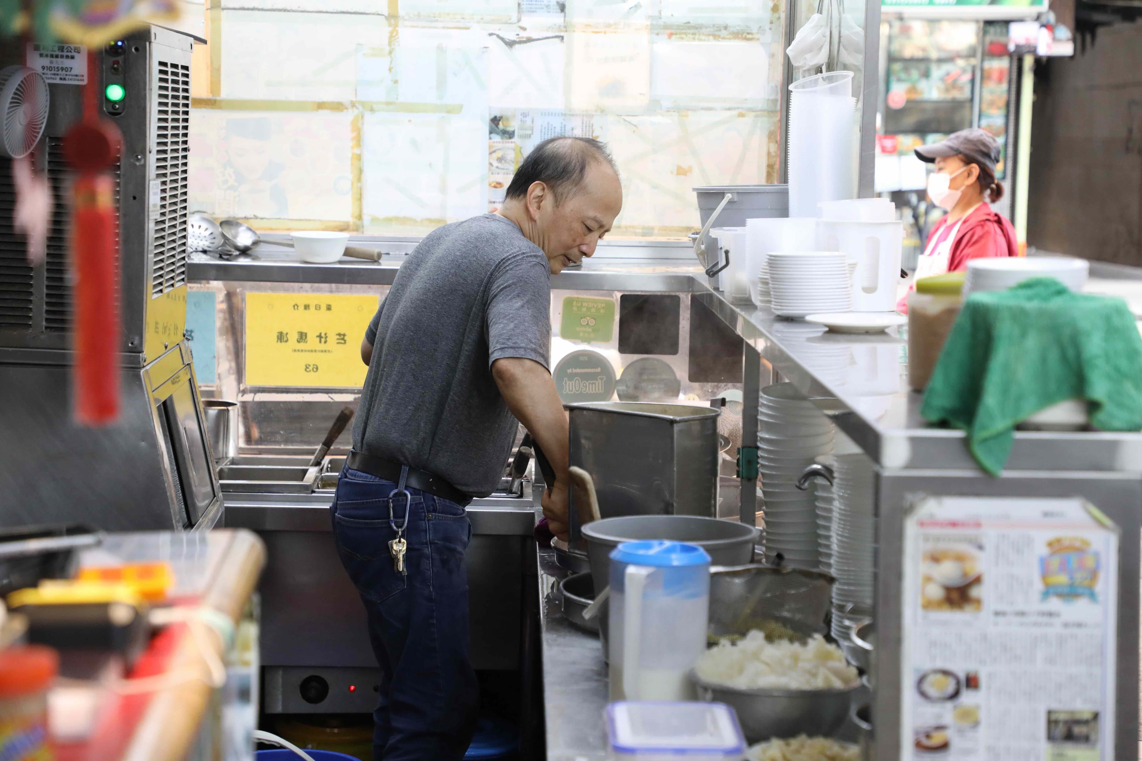 方家人齊心製作糖水,方壯權的哥哥熱情招呼客人,能感受老店待客的溫暖人情。