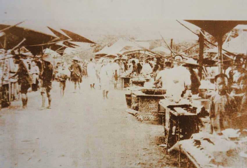1897年,金春發第1代陳屋,就在台北圓環擺攤。圖為當年圓環景況。(圖片來源:台北市文獻館典藏)