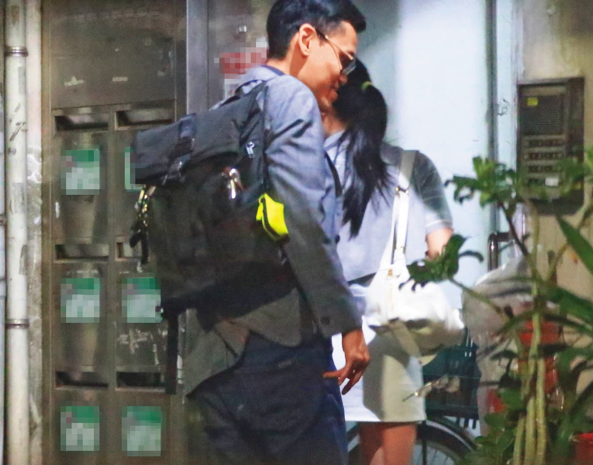4/30,21:58,同樣是吳女先進自家,張軒銘隨後跟著進去,看來熟門熟路。