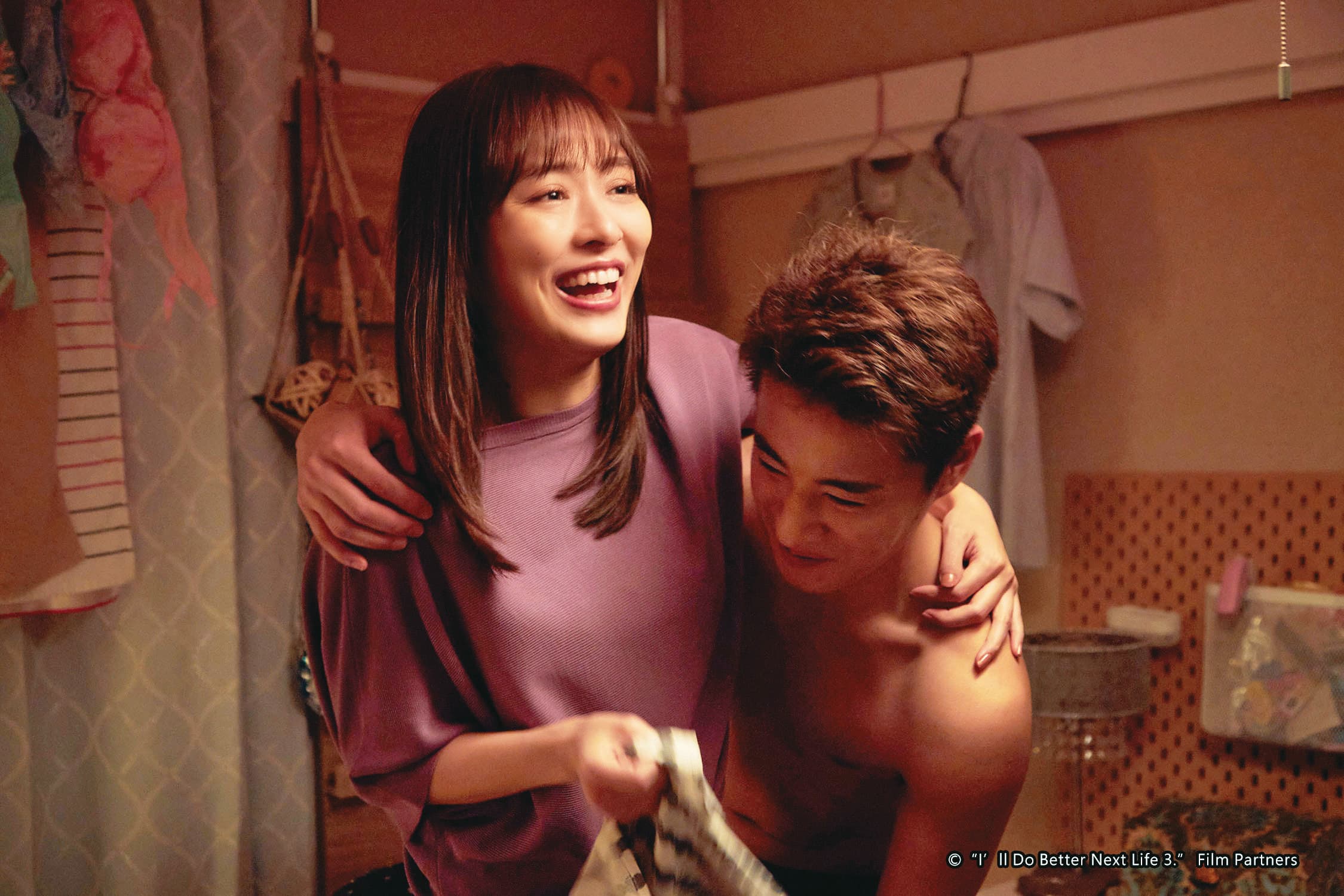 內田理央(左)在《下輩子我再好好過》飾演性欲強的OL,目前已製播3季。(KKTV提供)