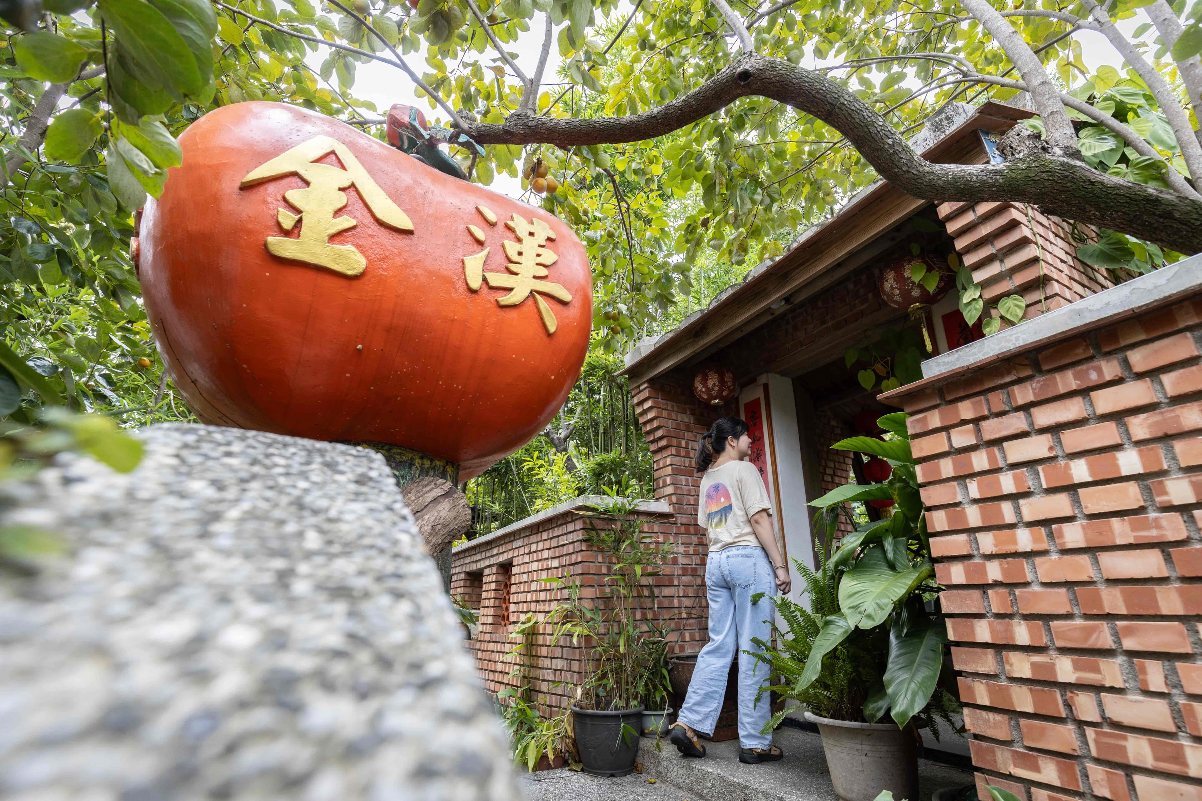 「金漢柿餅教育農園」的入口處有一顆巨無霸柿子,相當顯眼。