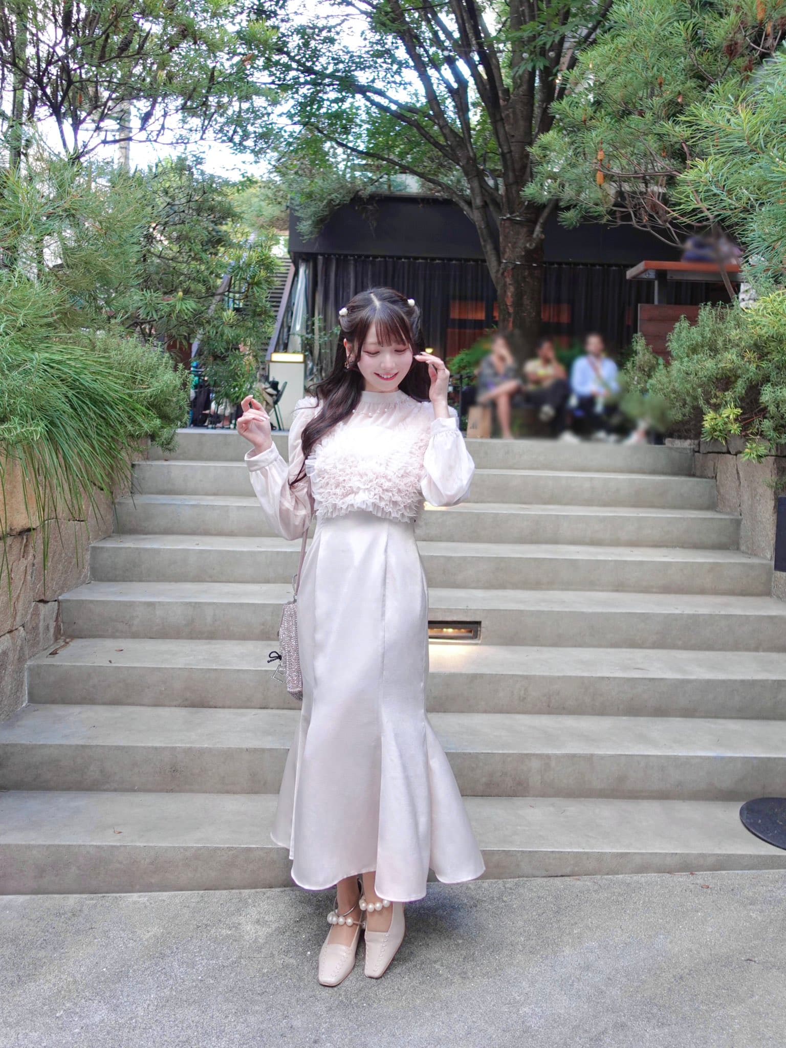 大谷映美里身穿淡粉色禮服仙氣十足,但挨轟會搶走婚禮主角光環。(翻攝X@otani_emiri)