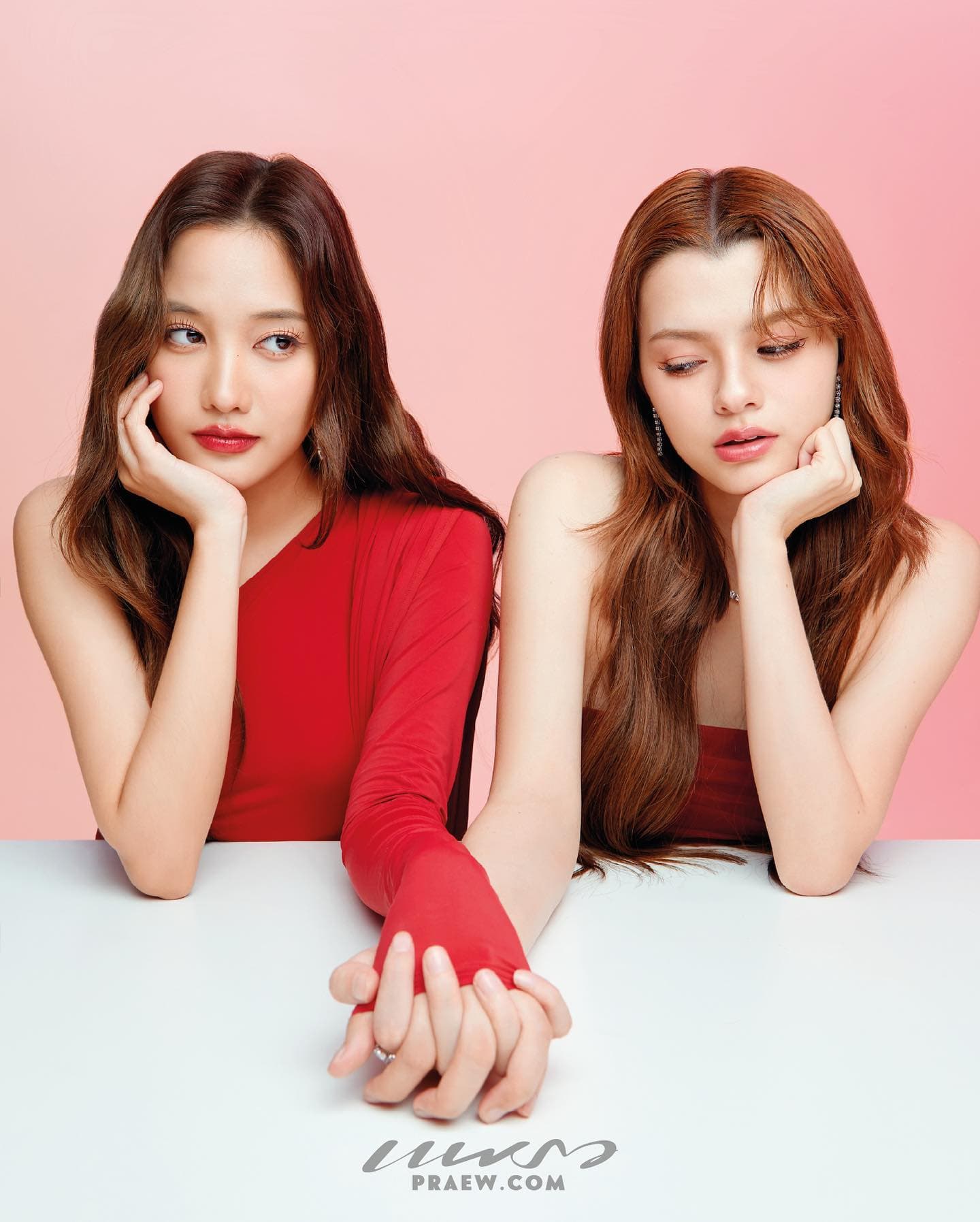 Becky(右)與Freen因為GL劇《粉紅理論》紅遍泰國海內外,也曾到台灣舉辦見面會。(翻攝Becky IG)