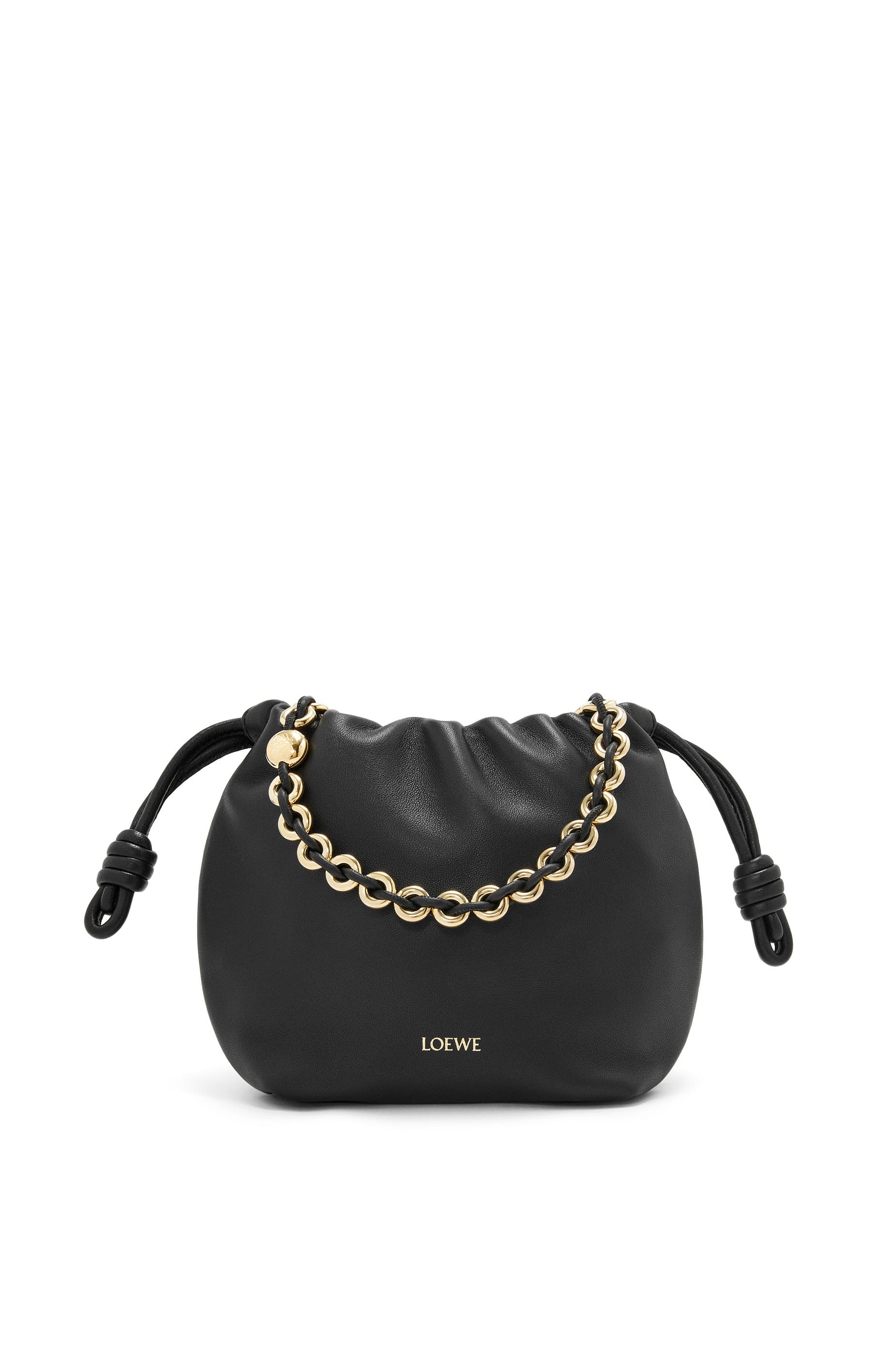 Flamenco Purse經典黑納帕小羊皮迷你肩背包。NT$96,000(LOEWE提供)