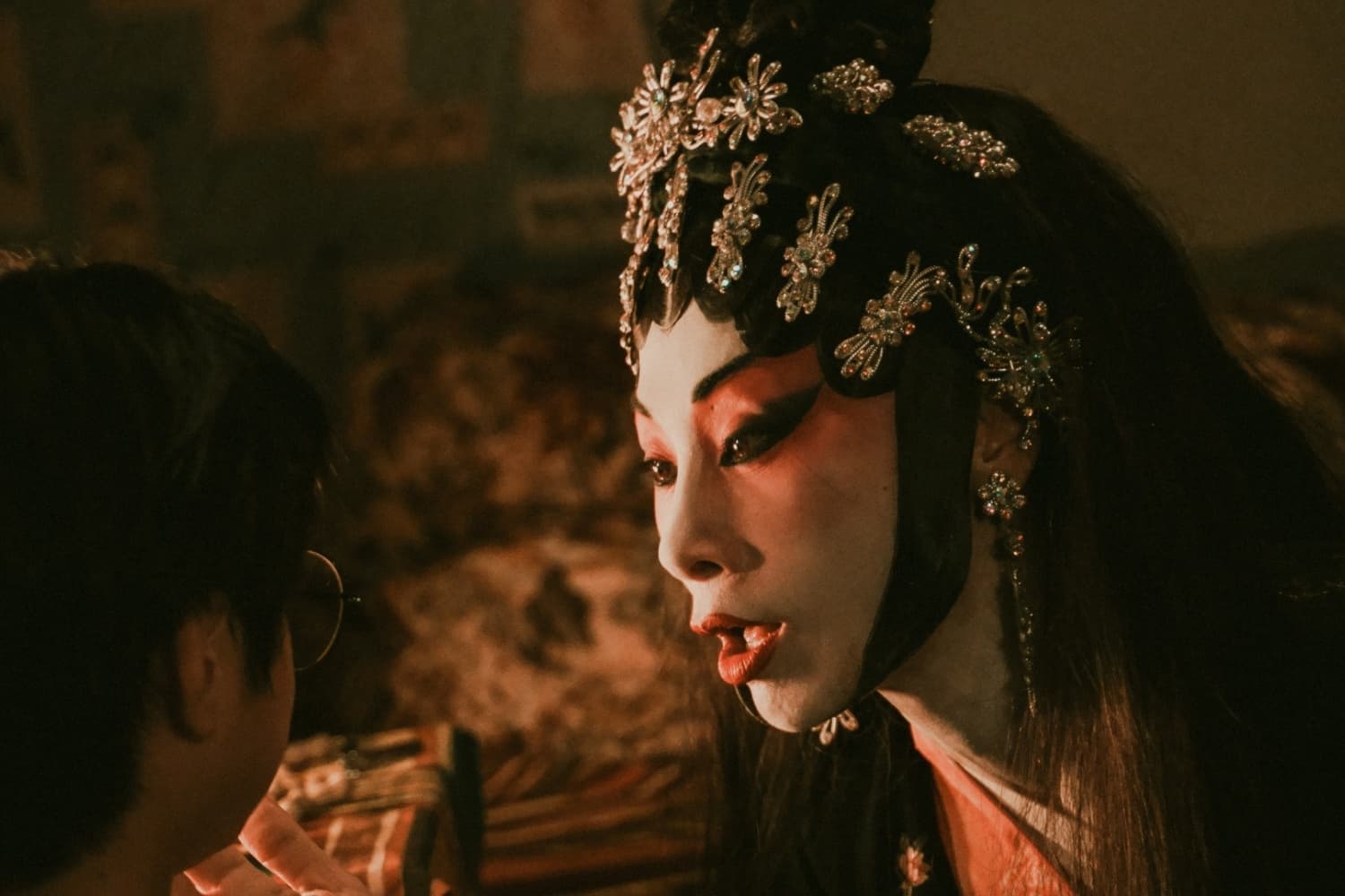 白靈挑戰粵曲大戲妝,以花旦之姿出場。(車庫娛樂提供)