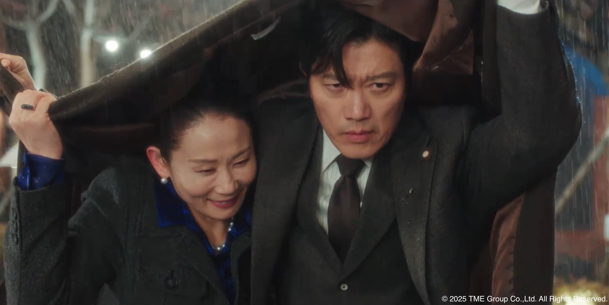 朴喜洵為色誘金善映上演浪漫戲碼,幕後卻因忍不住笑場跑出鏡頭。(Hami Video提供)