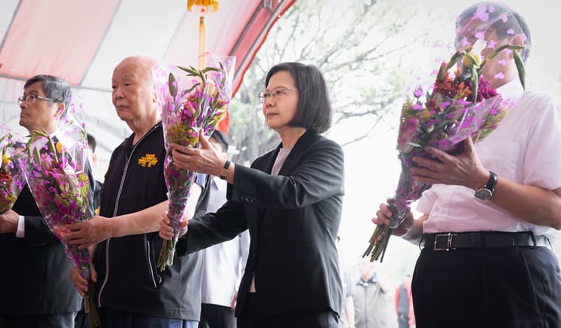 英文今天出席新埔褒忠亭義民廟春祭大典,被民進黨大老林光華當面撂話,臉色一度凝重。(總統府提供)
