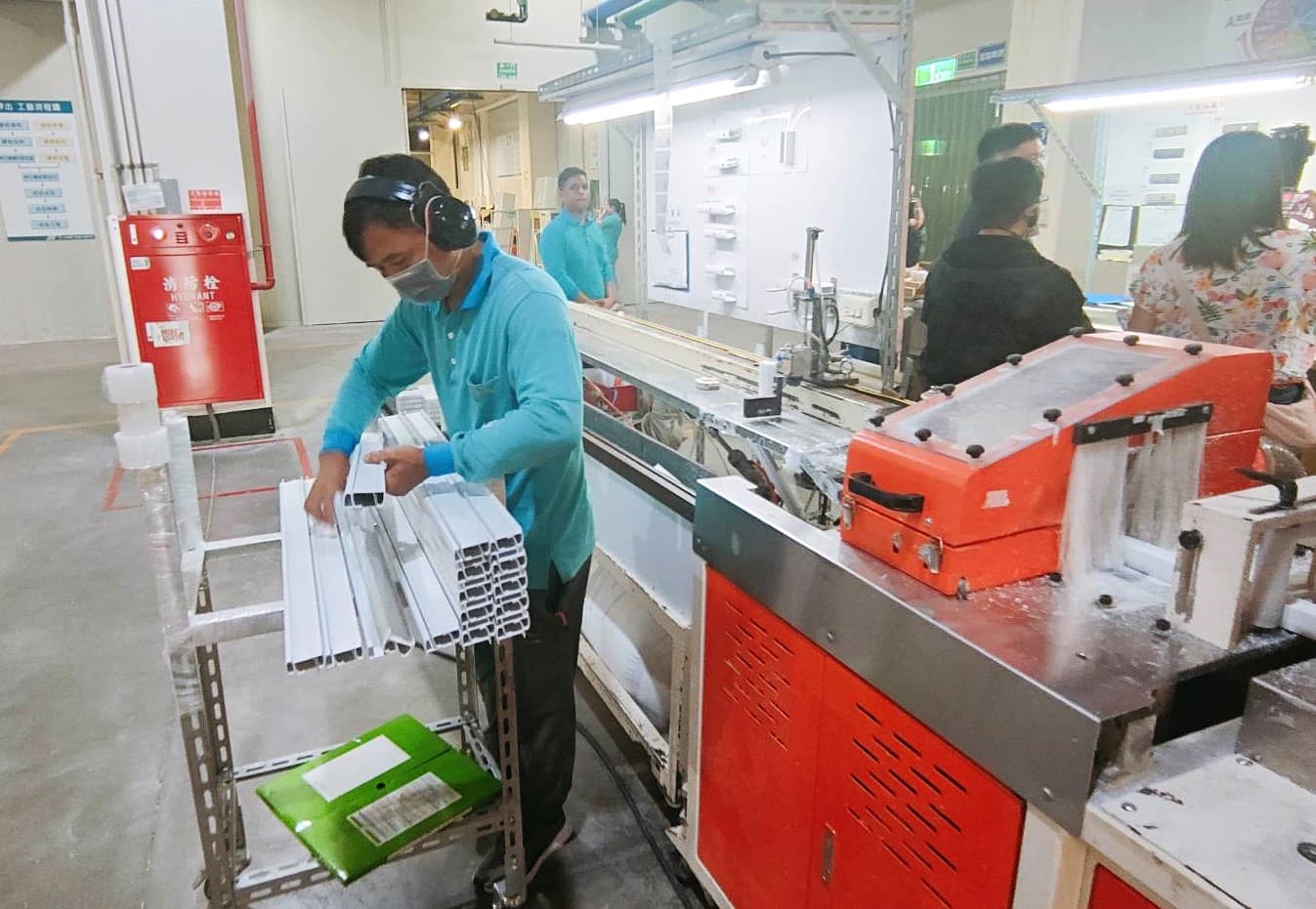 窗簾軌道部分,不只使用再生塑料,而且裁切剩下的邊角料,還能再重生、混料塑型。