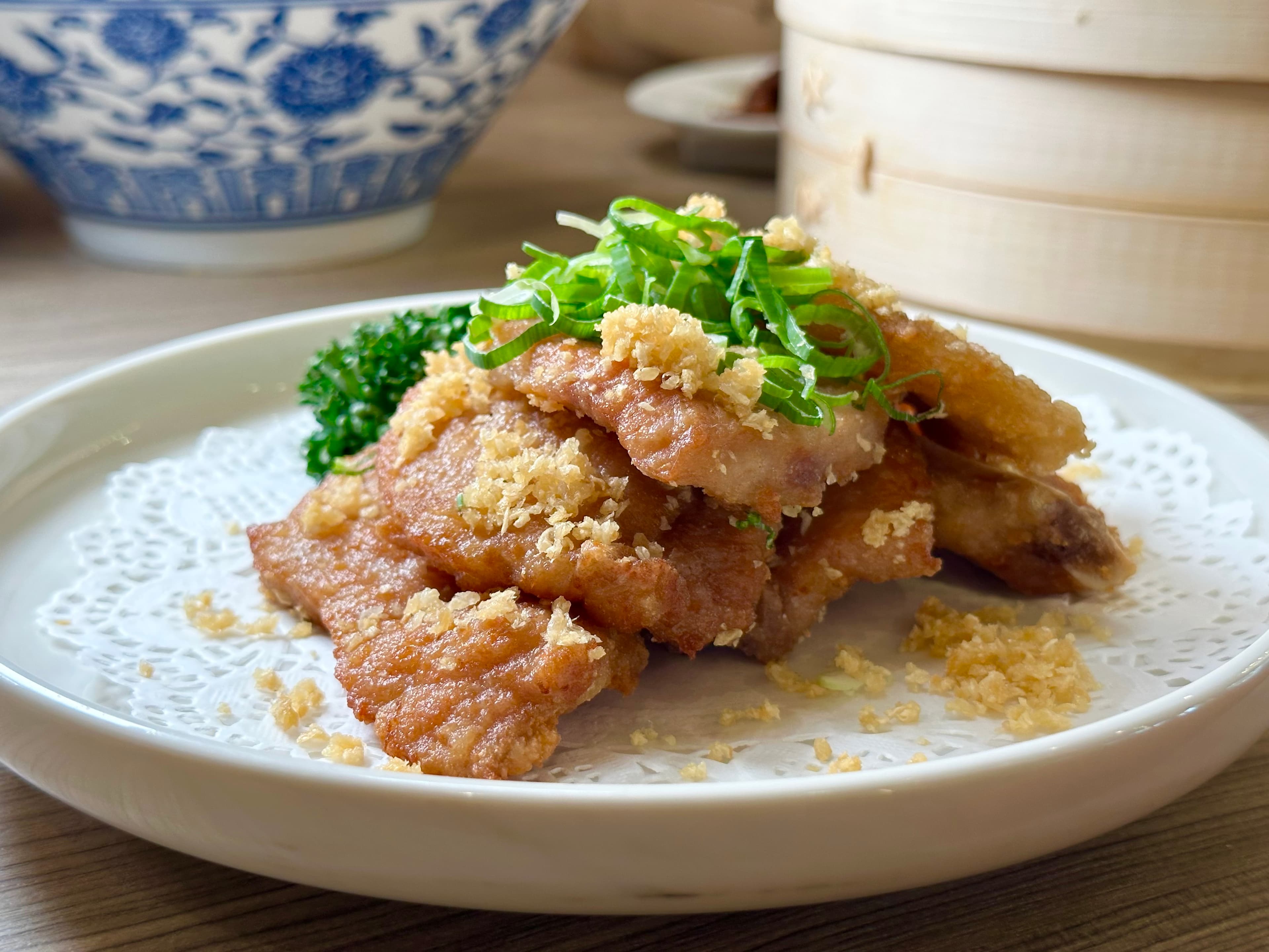 「蒜香排骨」醃得入味、炸得香酥,表現驚豔。(360元/份)