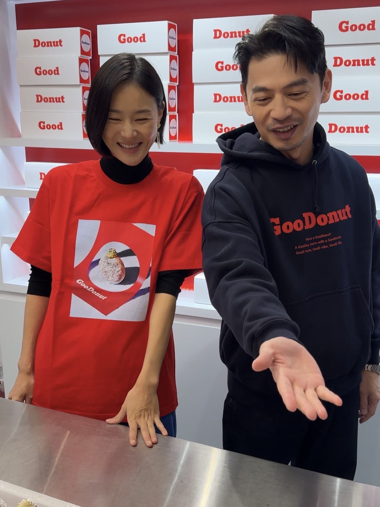 鍾瑶(左)突襲阿 KEN(右)甜甜圈夯店笑料連發。(彼此影業提供)