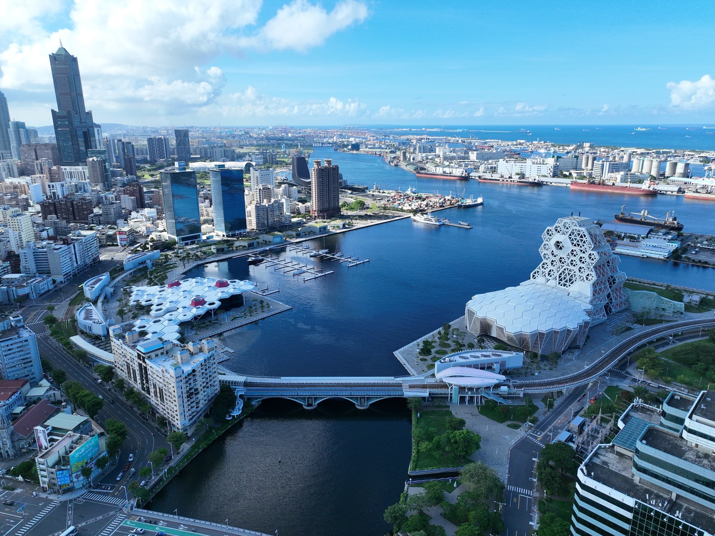 高雄流行音樂中心橫跨愛河兩端,是市政府規劃亞洲新灣區的重要場域。(高流提供)