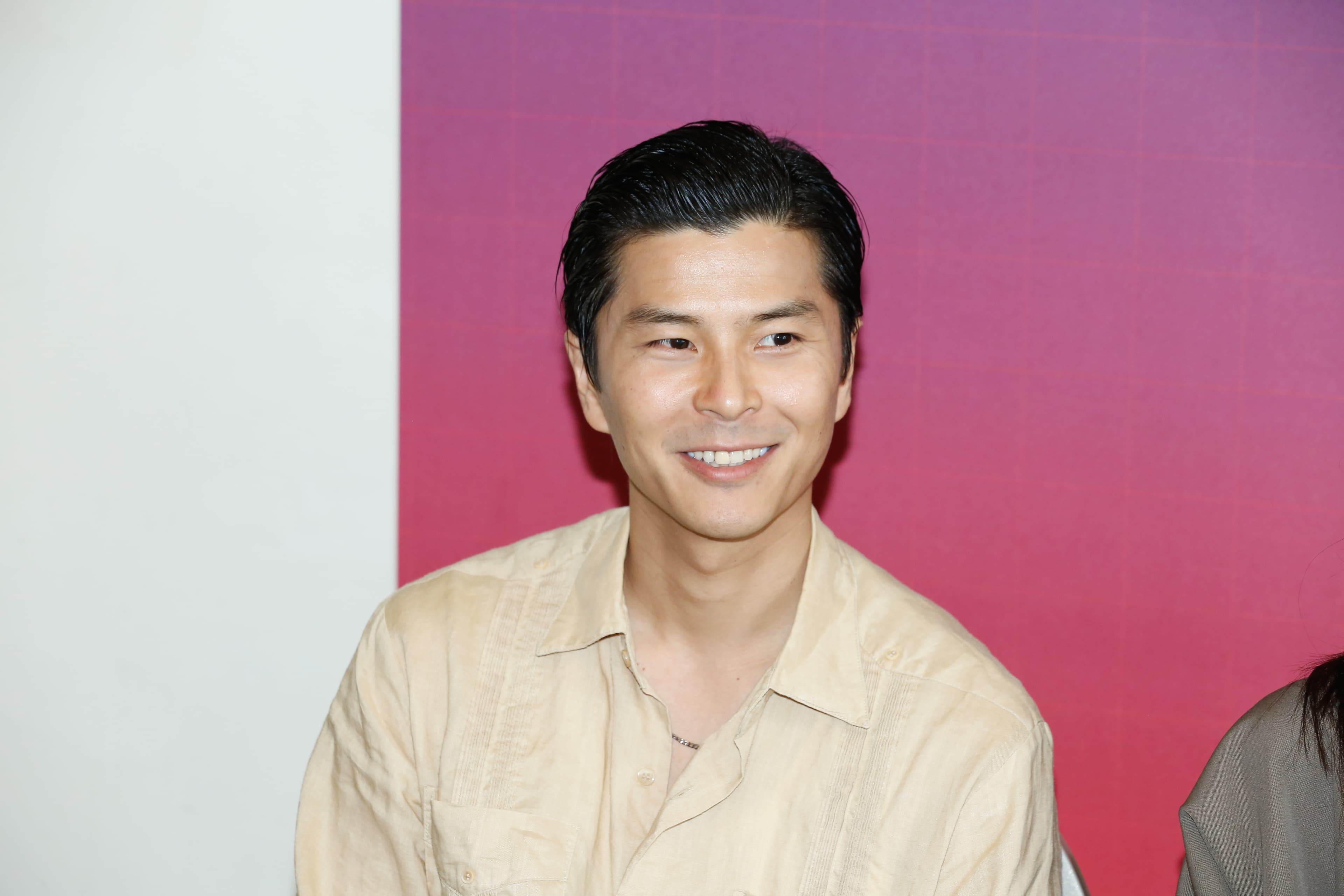 台日混血演員的朝井大智,以戲外個人成長經驗,在片中成為導演森達也的分身,關注整起事件。
