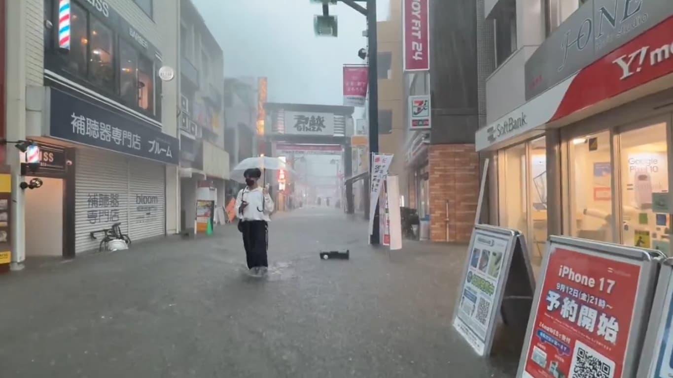 東京品川的戶越銀座商店街水淹成河,水深達成年男性的小腿肚。(翻攝自X @01150227)
