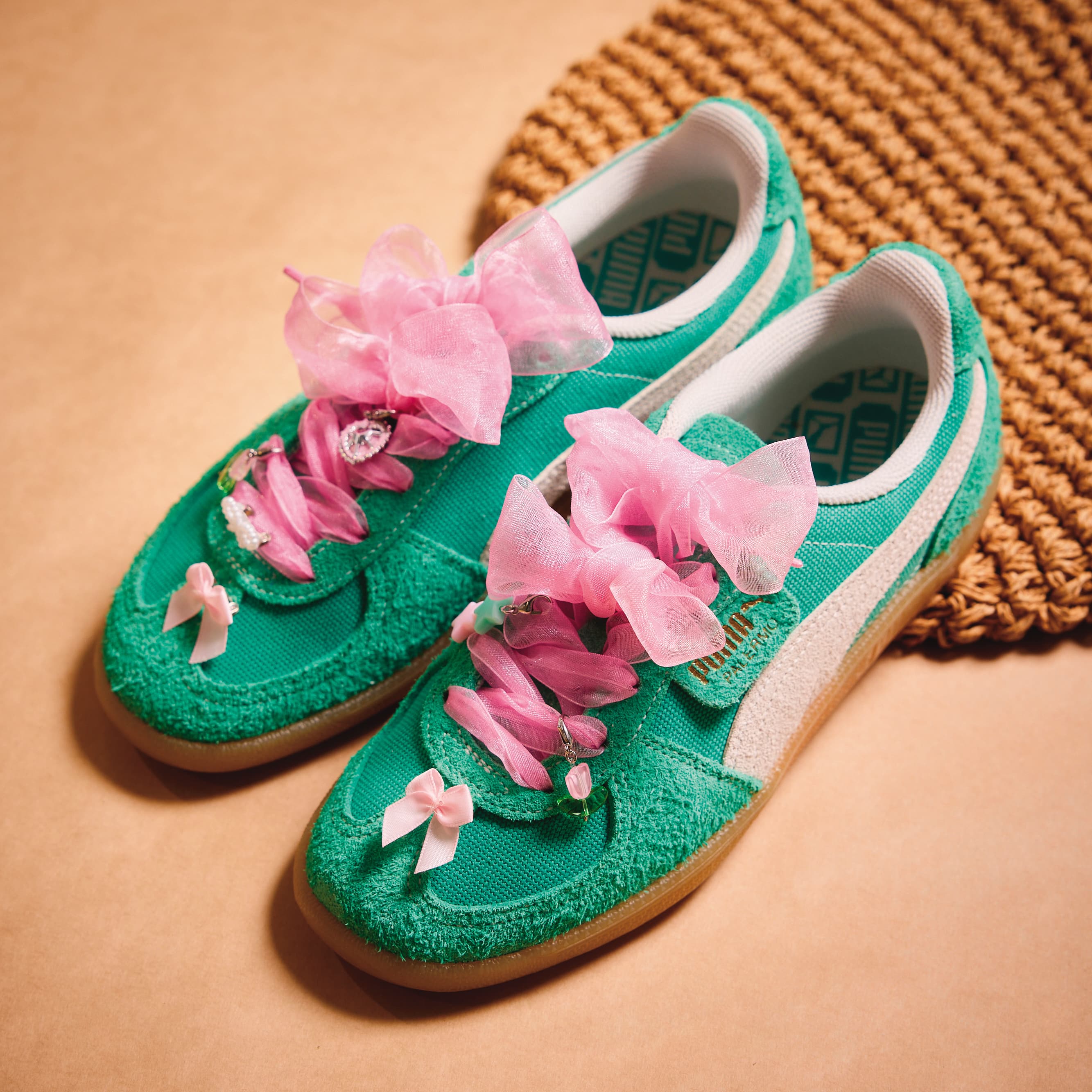 購買PUMA Palermo指定鞋款,即贈Y2K蝴蝶結鞋扣掛飾組,限量發送,贈完為止。(PUMA提供)