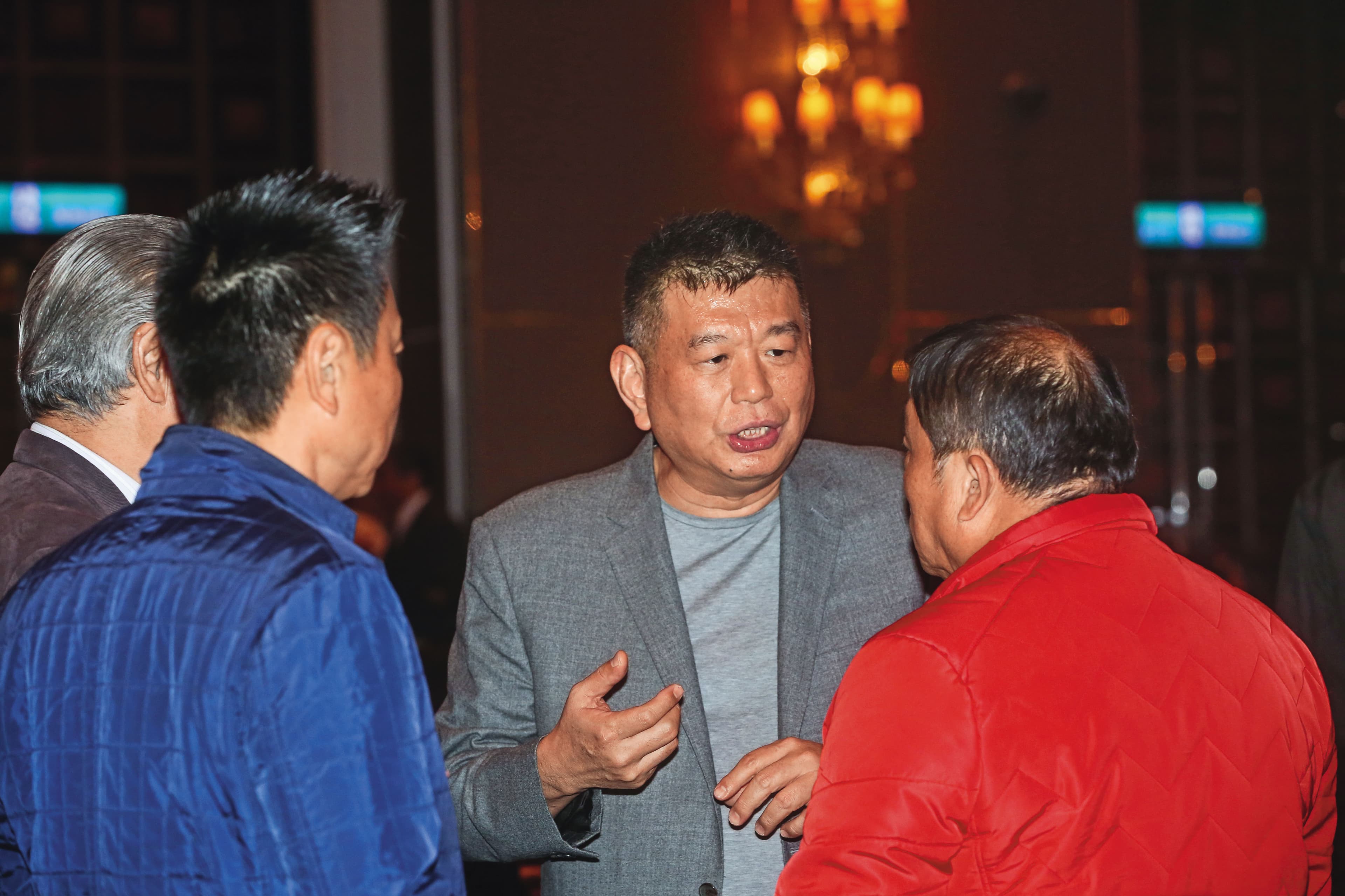 近來房市冷淡,據聞連號稱房市多頭總司令的興富發總裁鄭欽天(中)都暫停購地計畫。