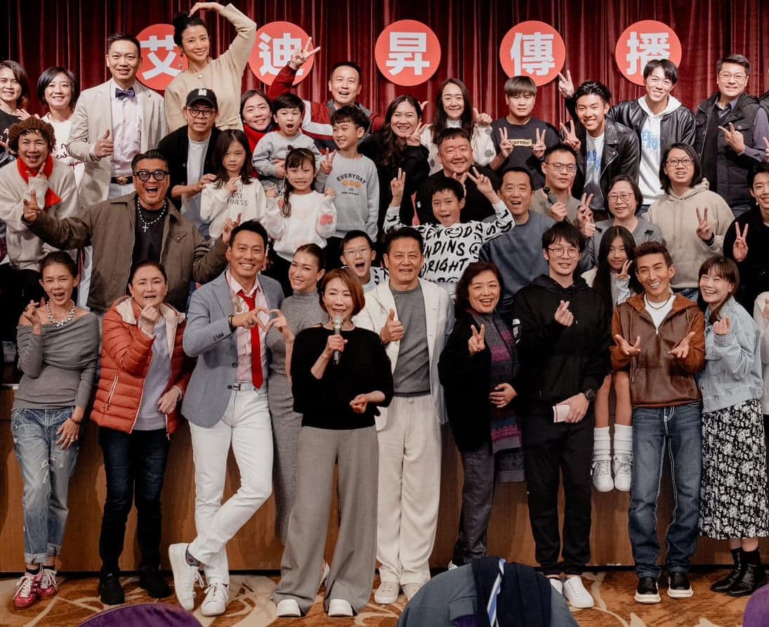 孫興和林美貞與同門藝人開心合影。(翻攝臉書)