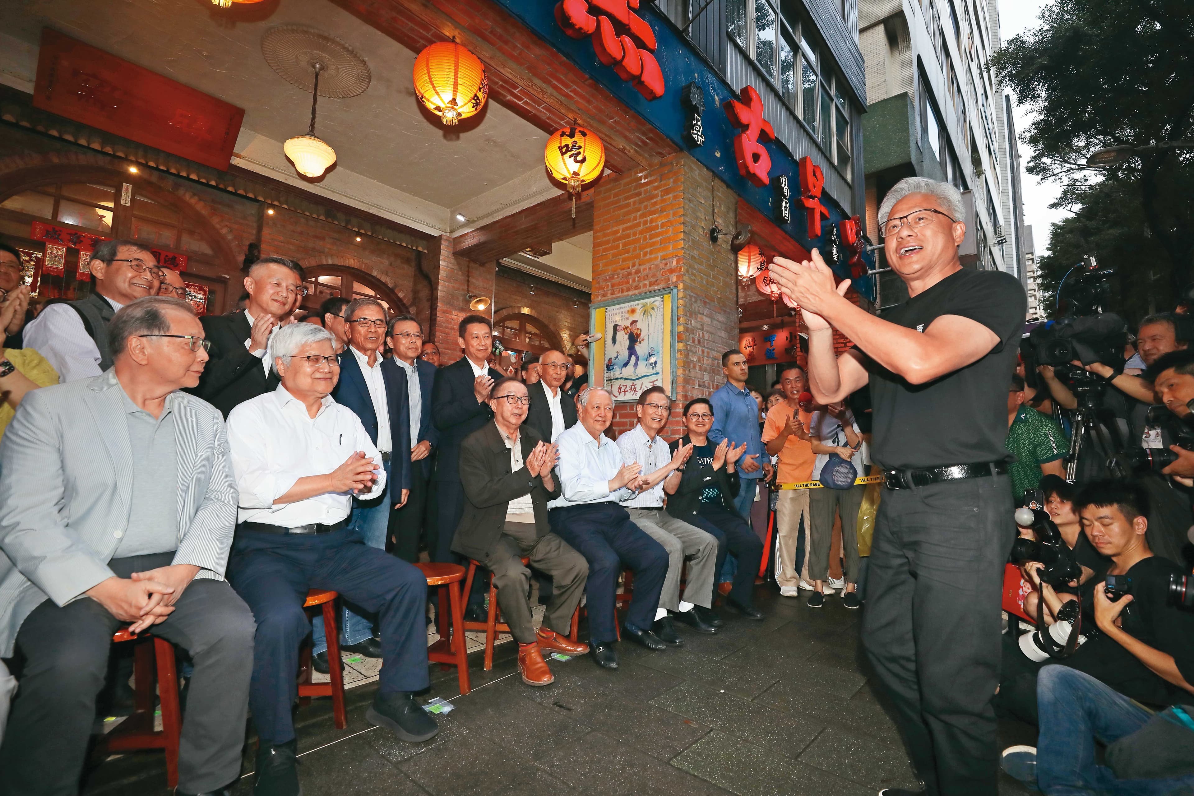 在輝達執行長黃仁勳(右)編織的AI大夢中,台積電、廣達、緯創、聯發科等台廠供應鏈,都將是其中重要的一員。