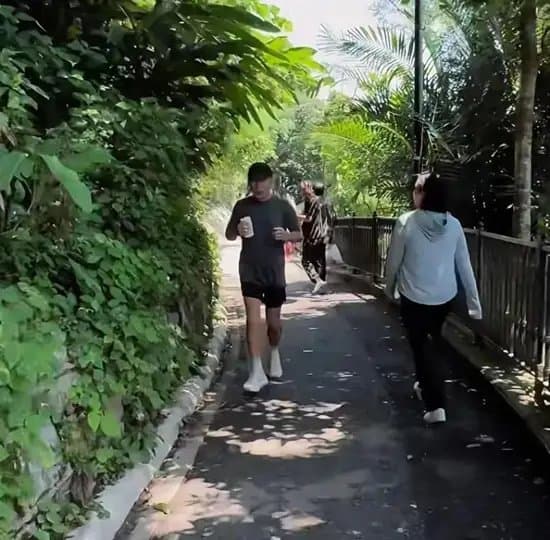 早前梁朝偉也曾被目擊跑山。(微博圖片)