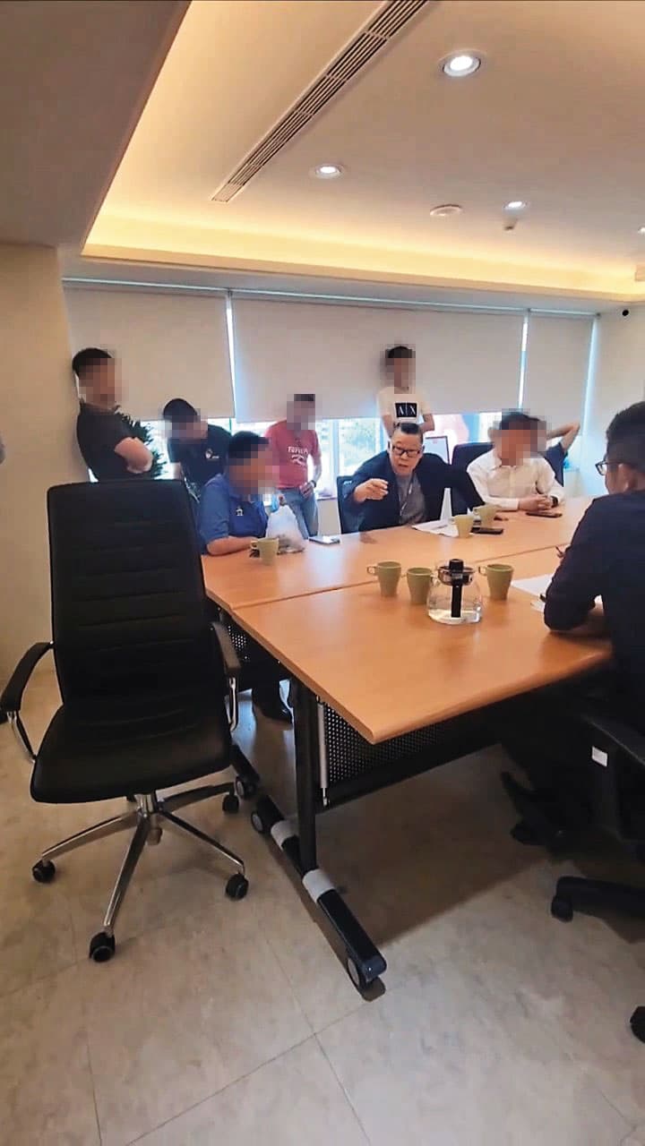 董事A小姐提供影片指控,她前往公司查帳時,在會議室遭6名惡煞恐嚇。(讀者提供)
