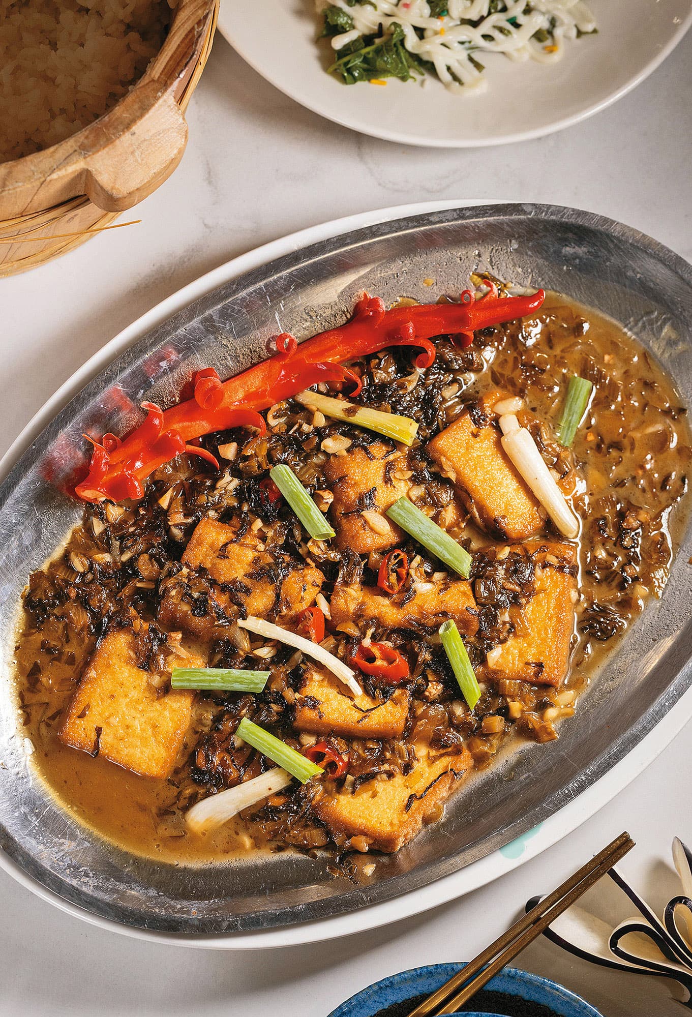 「酸菜燜豆腐」是主廚的拿手菜,酸香開胃、豆腐軟嫩,搭配涼爽高山氣候,特別下飯。(400元/大份)