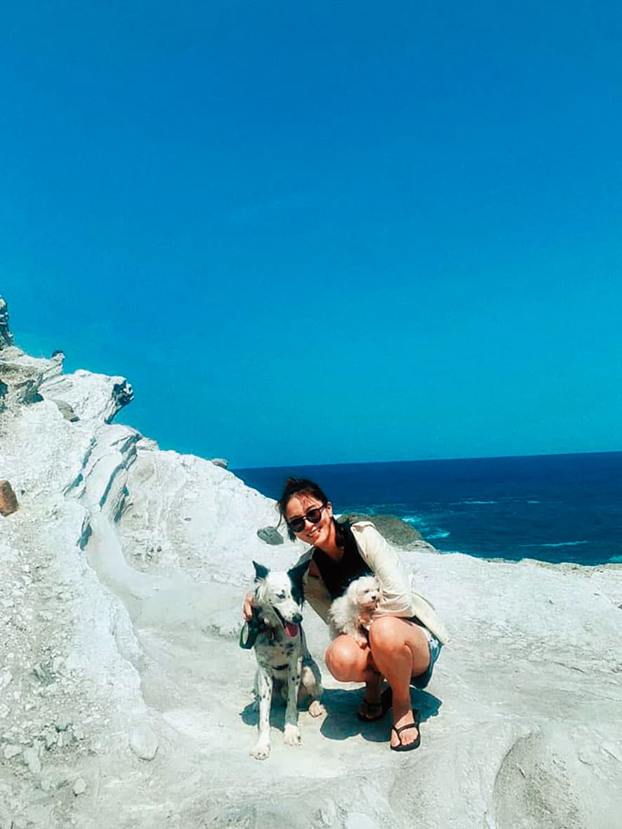 楊婷安帶著和傅孟柏養的愛犬出去溜達,形成一幅男友視角圖。(翻攝自Evanss AnAn臉書)